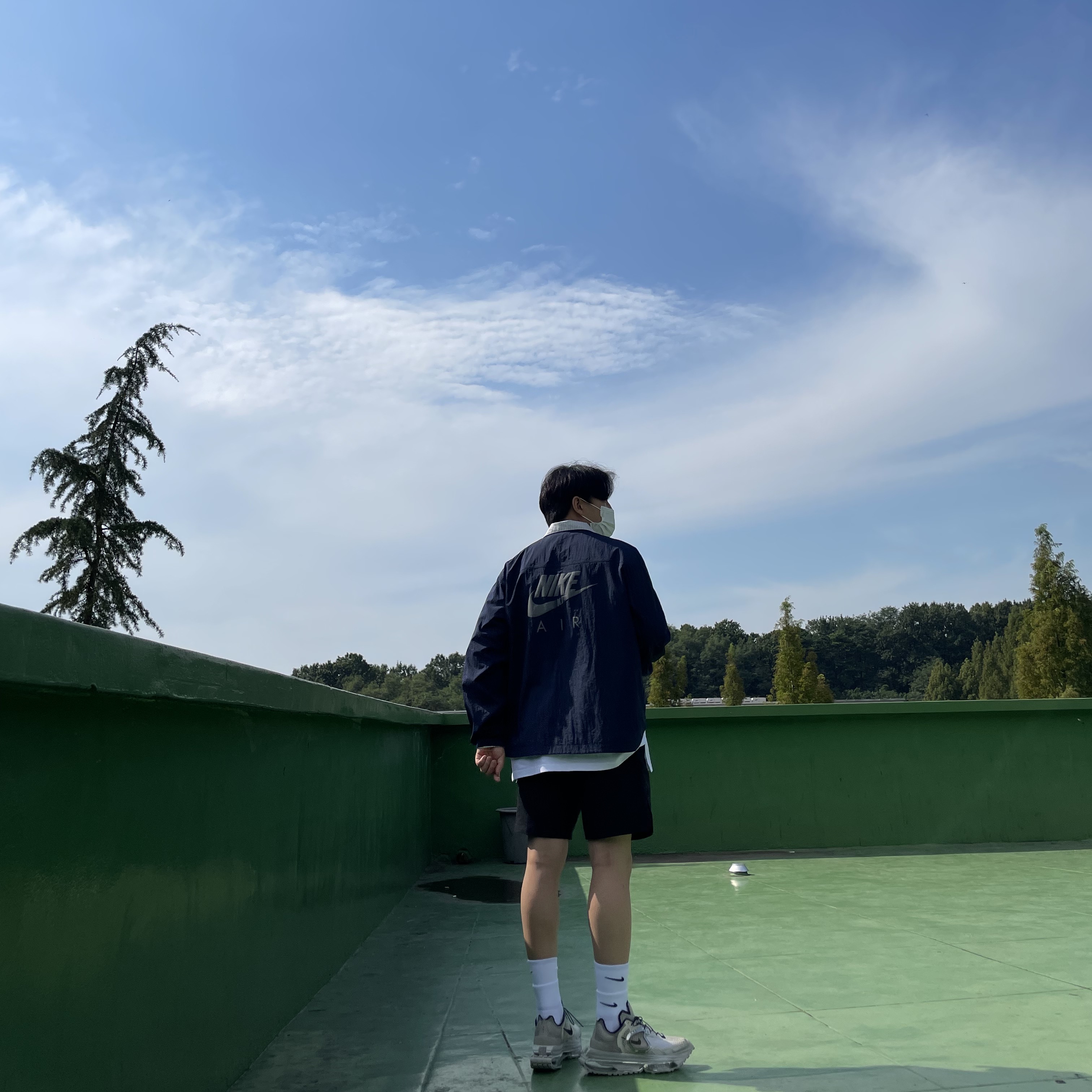 Nike x Kim Jones Reversible Wind Breaker Navy - US/EU, Nike x Matthew M Williams NRG Socks White 착용 스타일 - 1