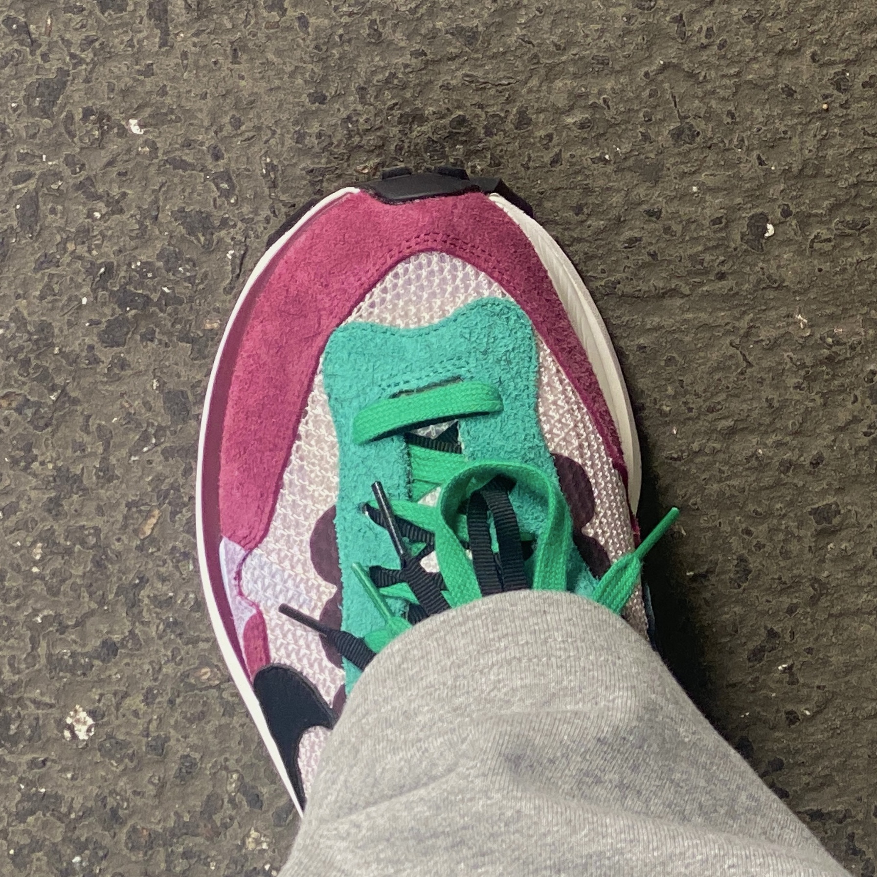 Nike x Sacai VaporWaffle String & Black Villain Red, IAB Studio Pigment T-Shirt Magenta 착용 스타일 - 3
