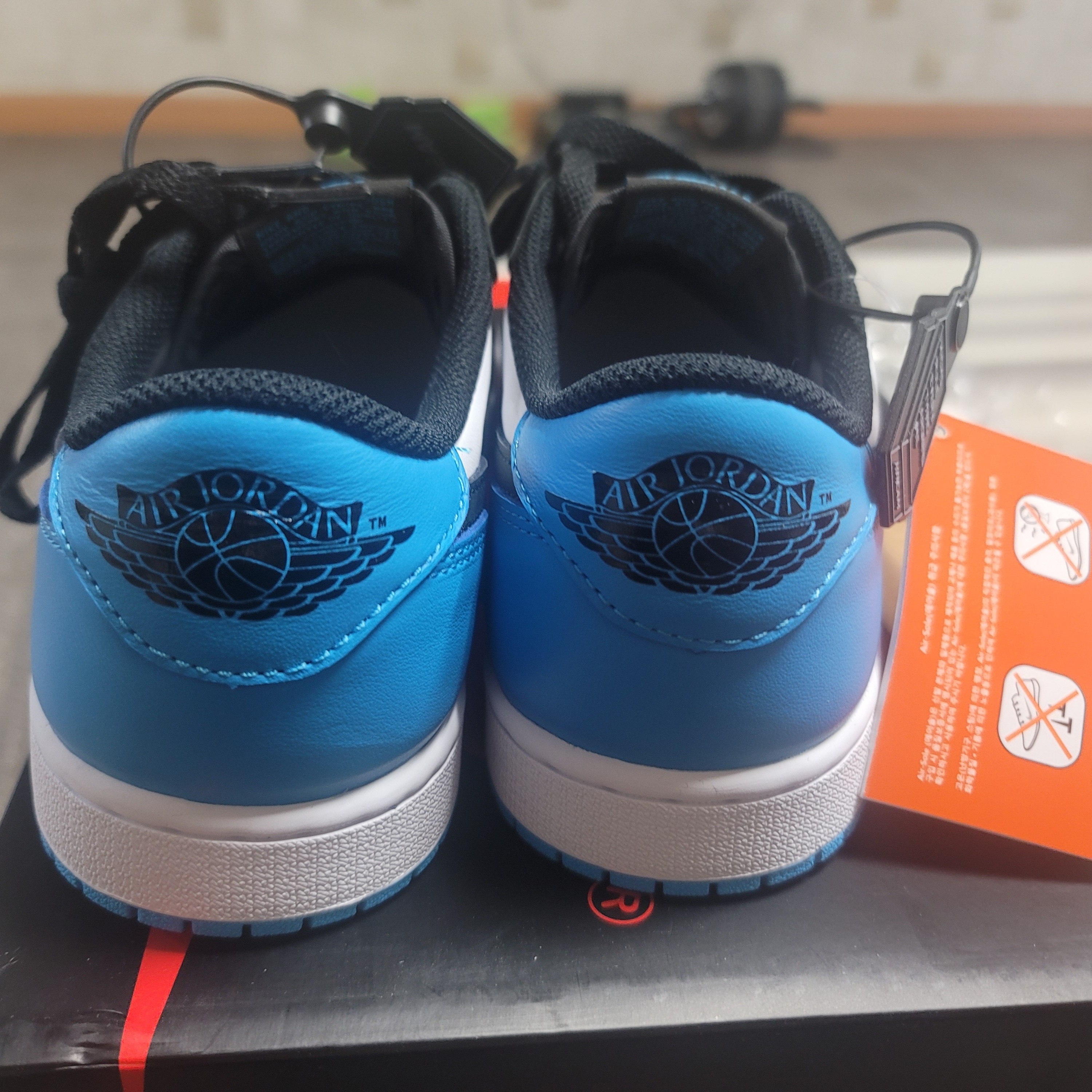 Jordan 1 Retro Low OG Black and Dark Powder Blue 착용 스타일 - 1