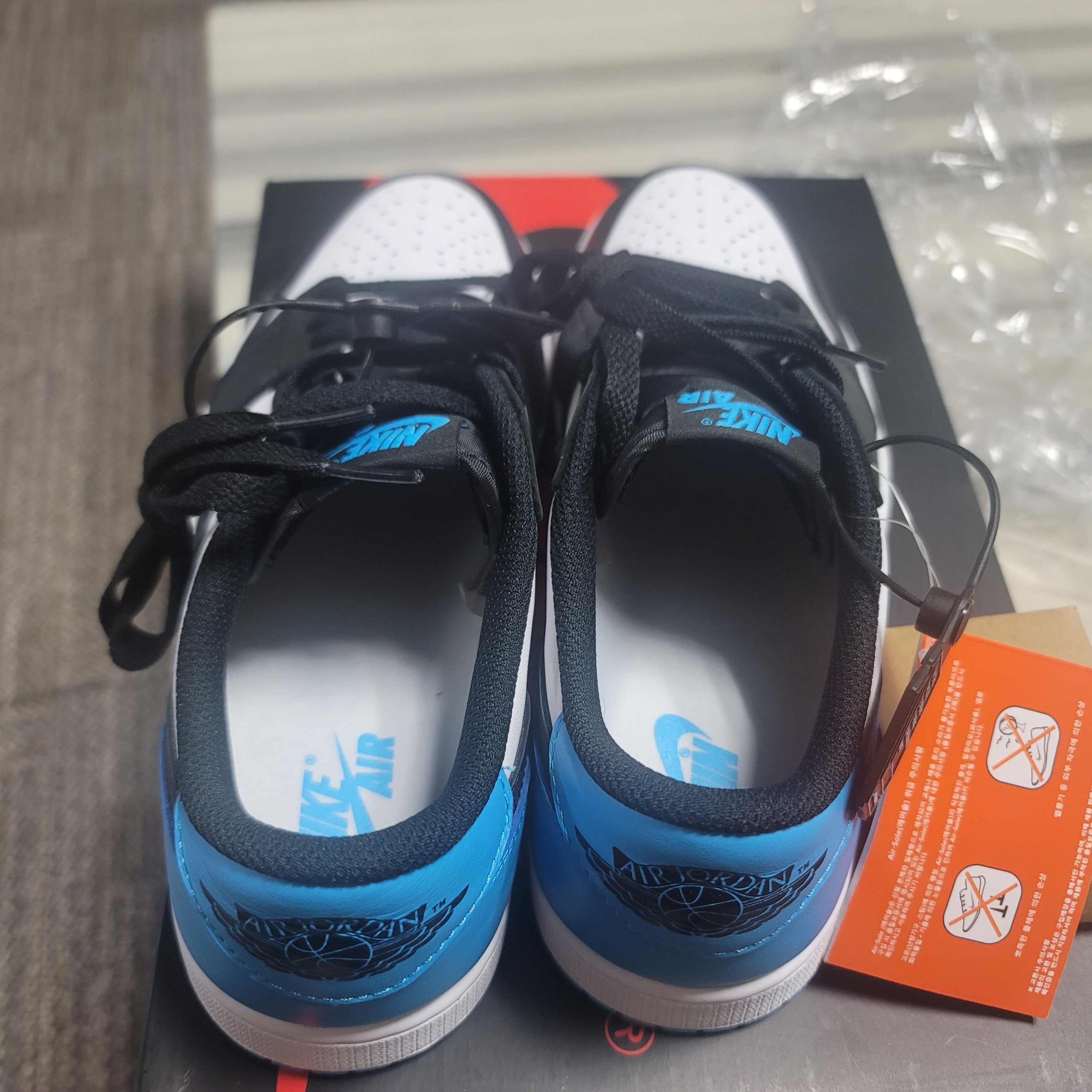 Jordan 1 Retro Low OG Black and Dark Powder Blue 착용 스타일 - 2