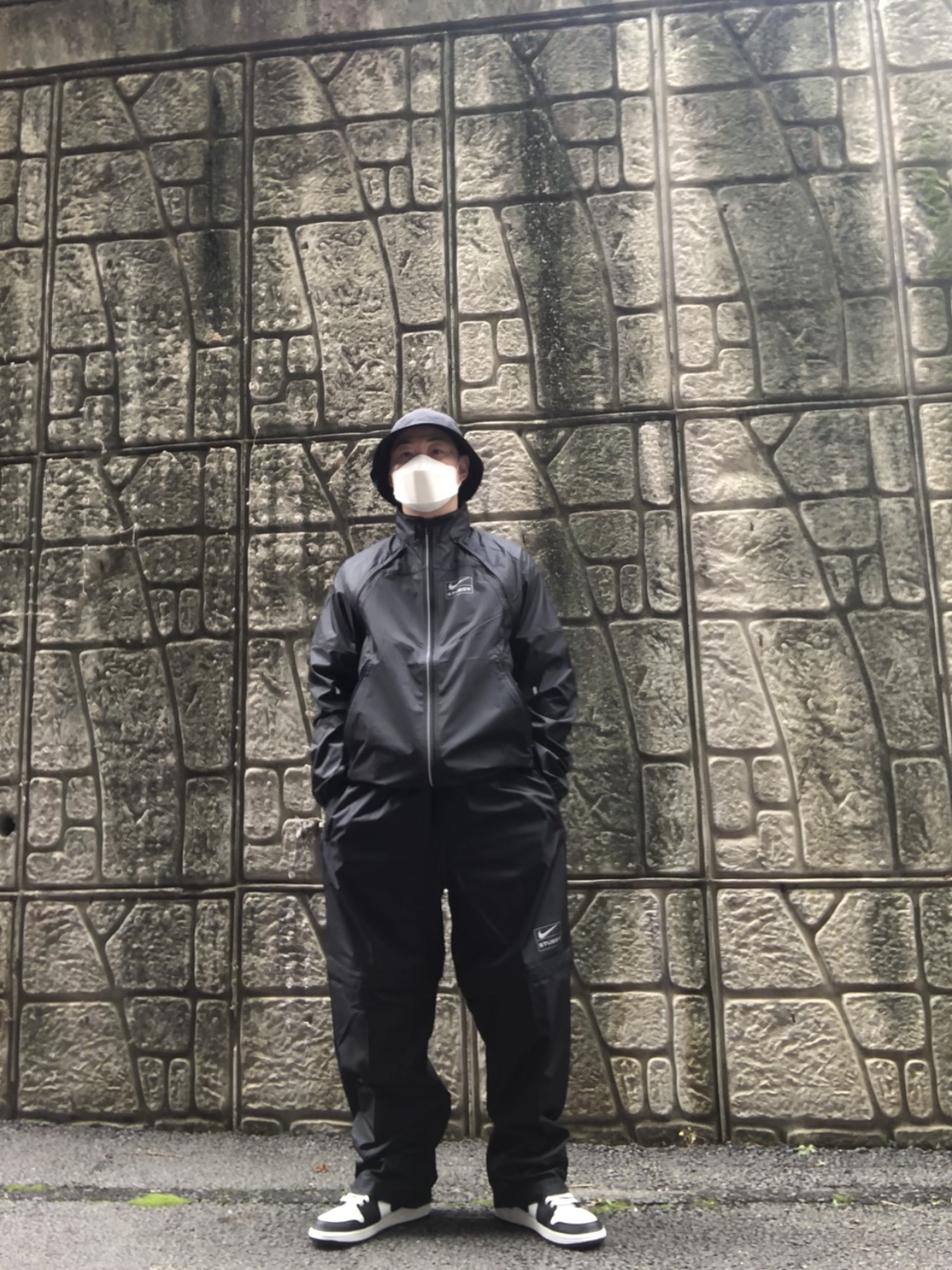 Nike x Stussy NRG FL Storm-Fit Bucket Hat Black, Nike x Stussy NRG FL Storm-Fit Jacket Black (DO5304-010) 착용 스타일 - 1