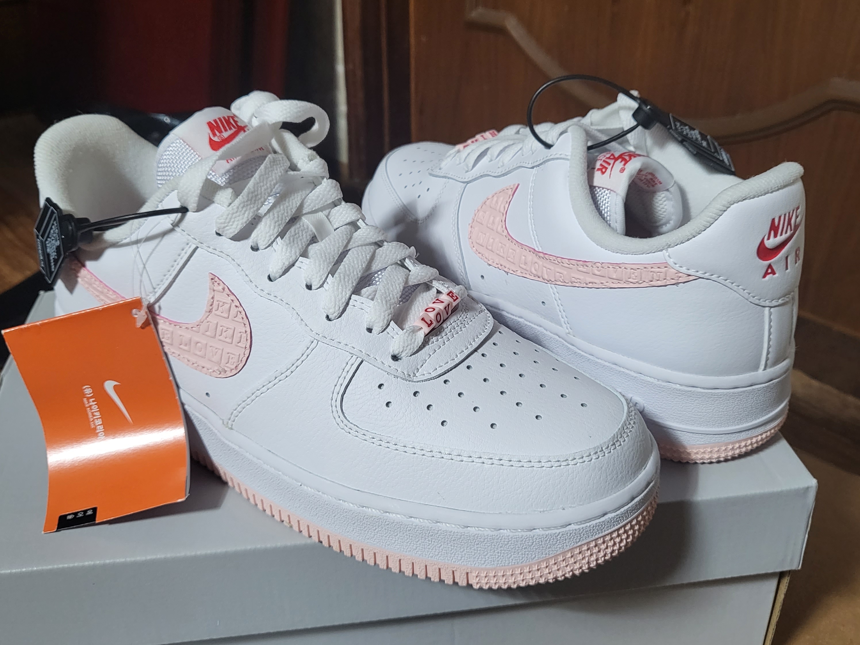 Jordan 3 Retro Fire Red 2013, Nike Air Force 1 '07 Valentine's Day 2022 착용 스타일 - 3