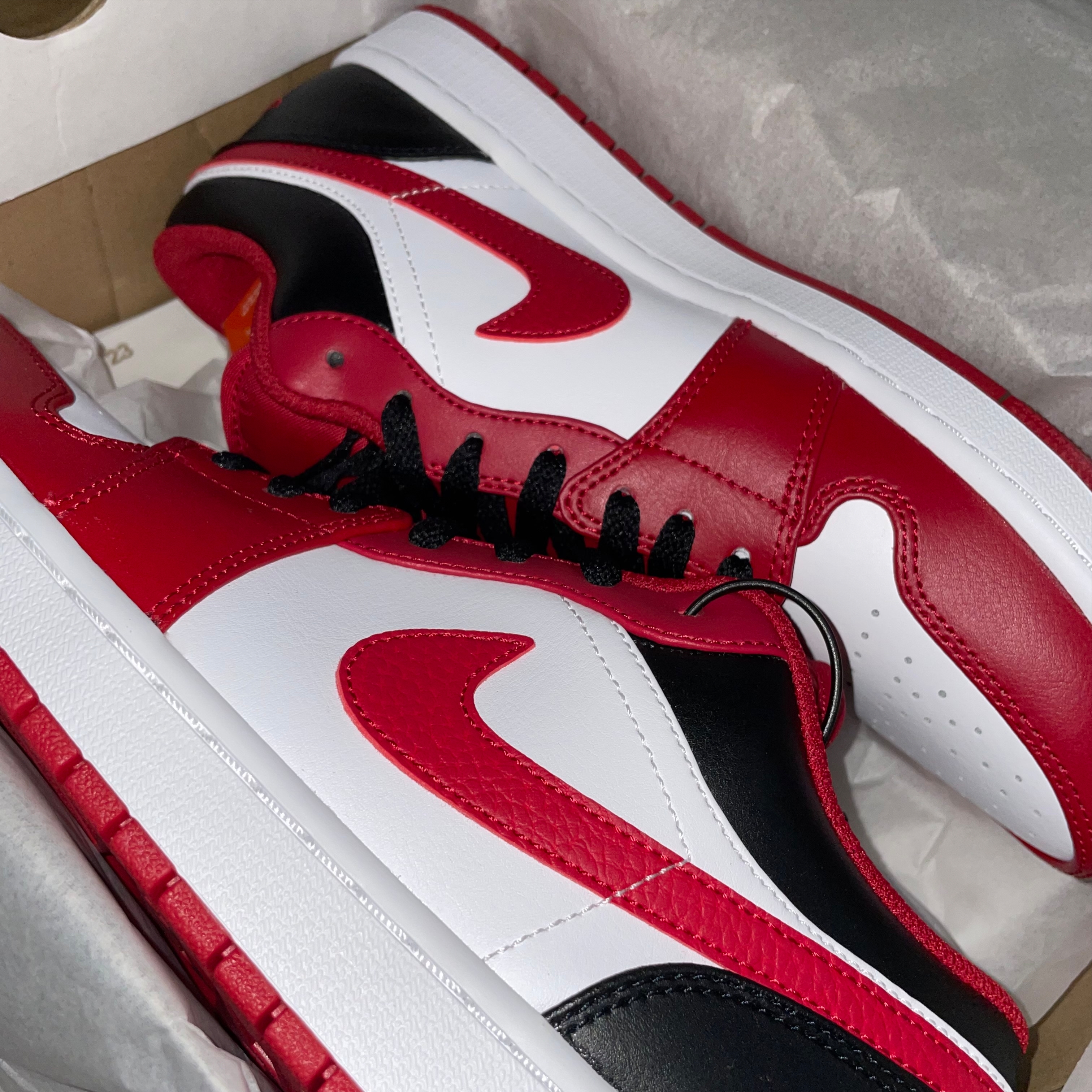 Jordan 1 Low White Gym Red Black 착용 스타일 - 1