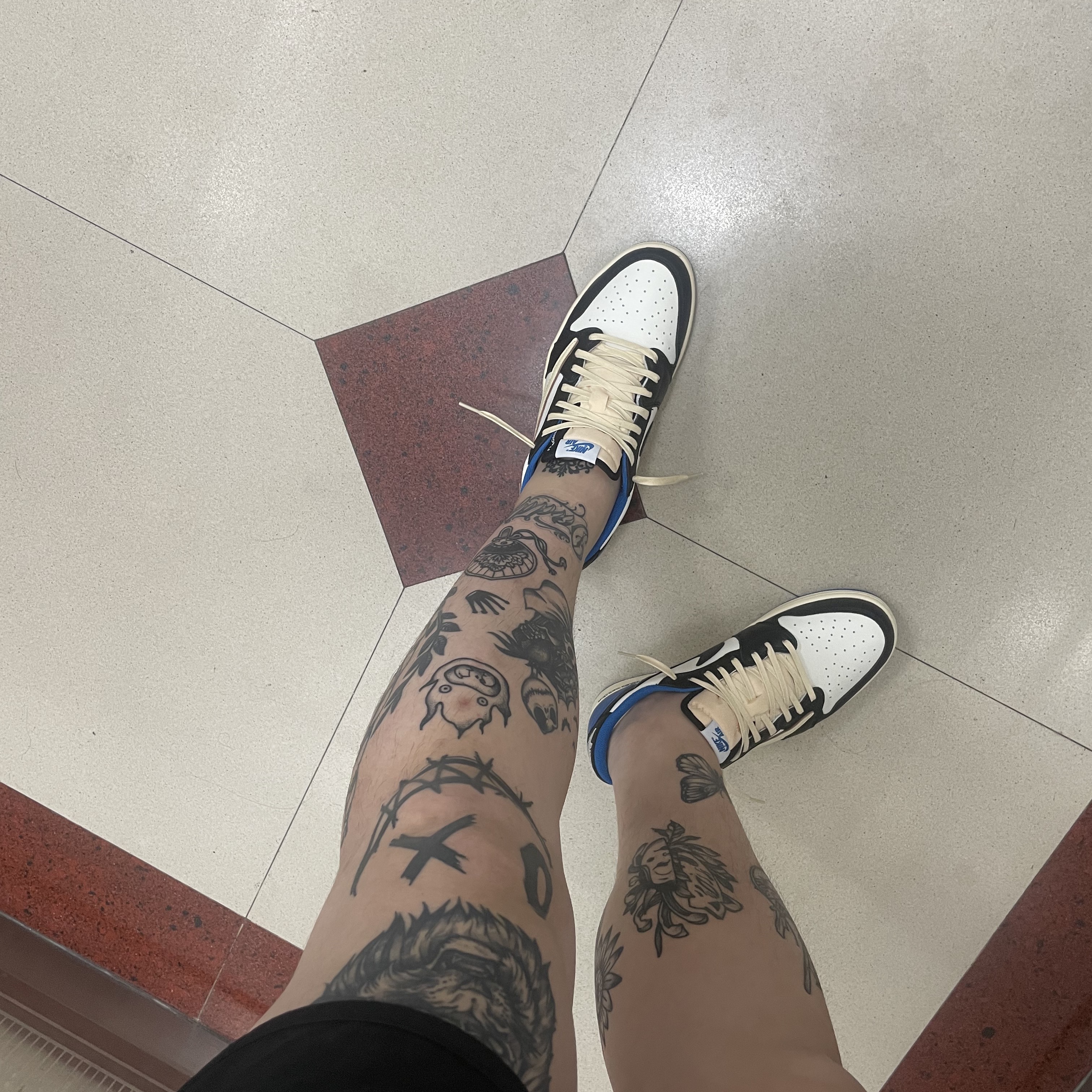 Jordan 1 x Travis Scott x Fragment Retro Low OG SP Military Blue, AMI de Coeur Tone-On-Tone Track Shorts Black 착용 스타일 - 1
