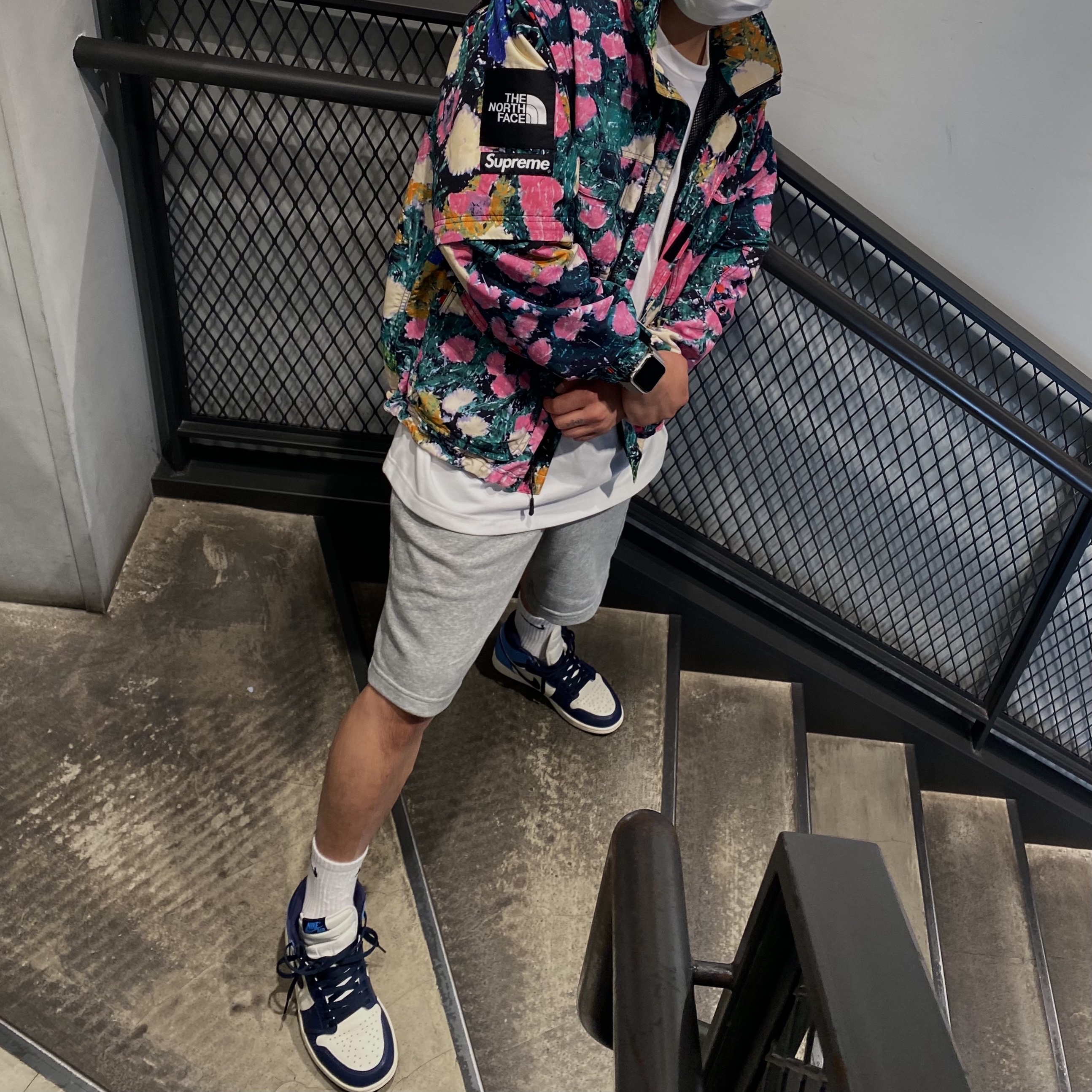 Supreme x The North Face Trekking Convertible Jacket Flowers - 22SS, Jordan 1 Retro High Obsidian UNC 착용 스타일