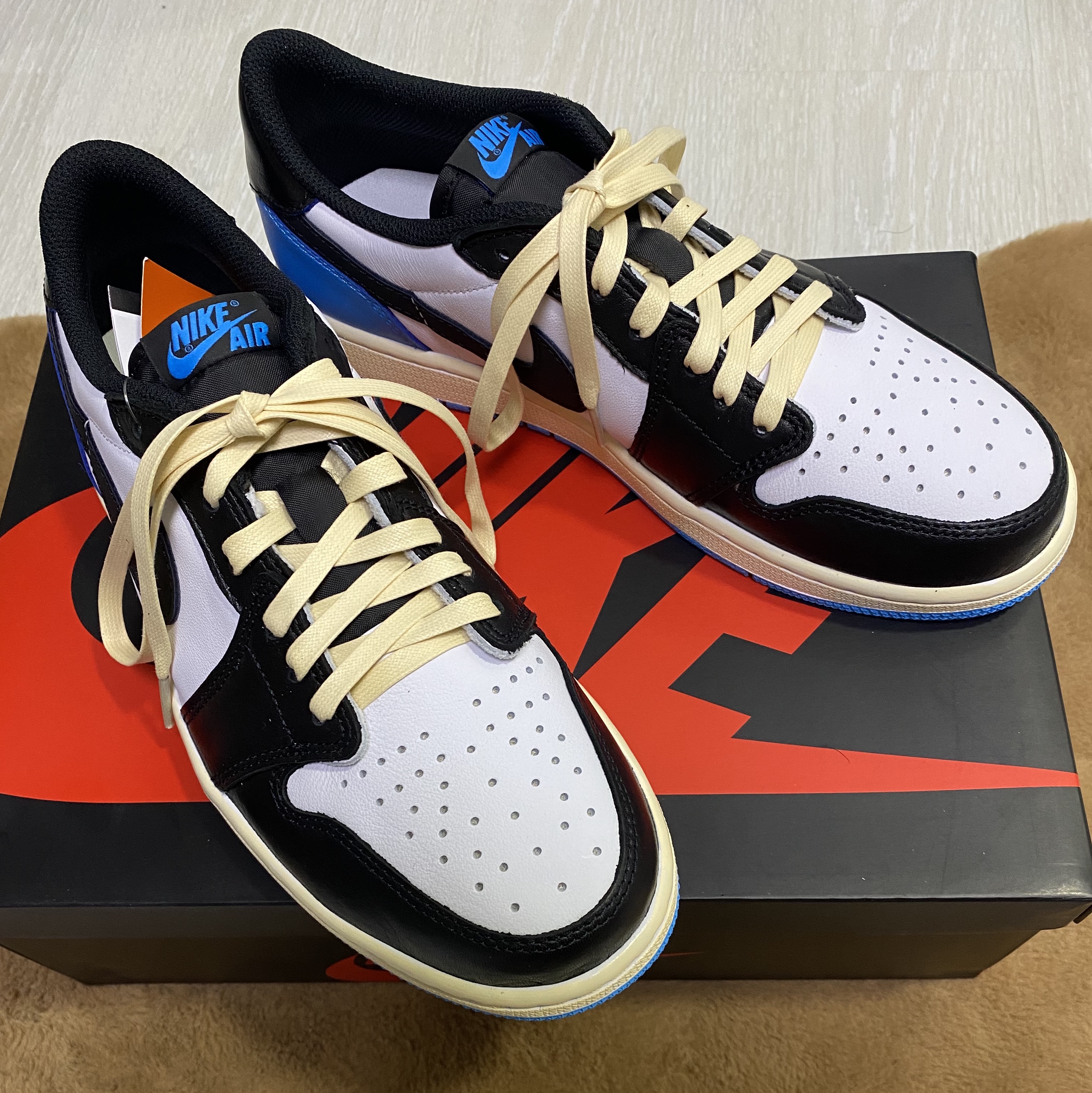 Jordan 1 Retro Low OG Black and Dark Powder Blue 착용 스타일