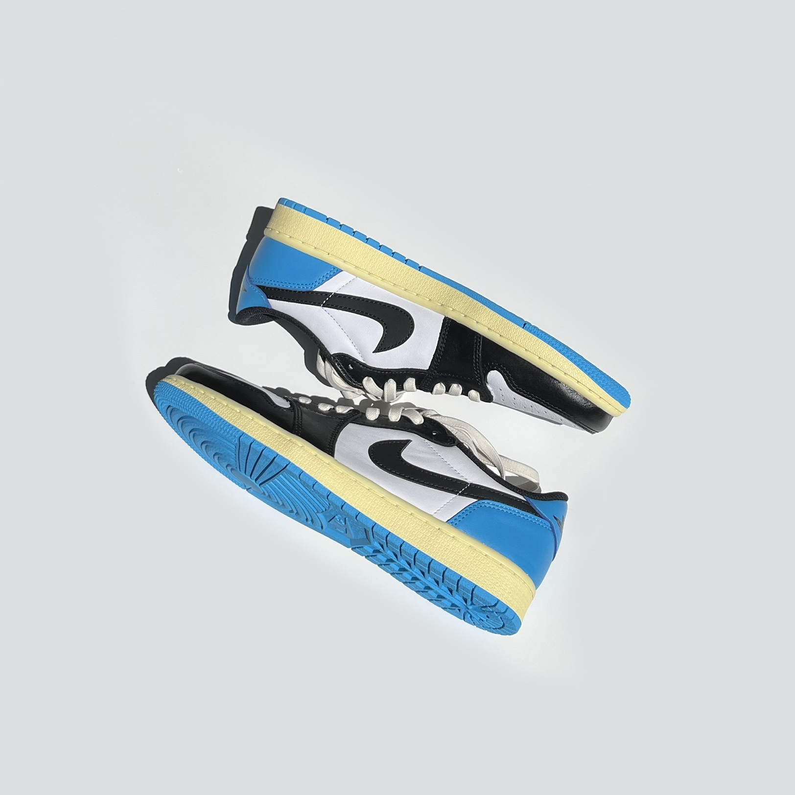 Jordan 1 Retro Low OG Black and Dark Powder Blue 착용 스타일