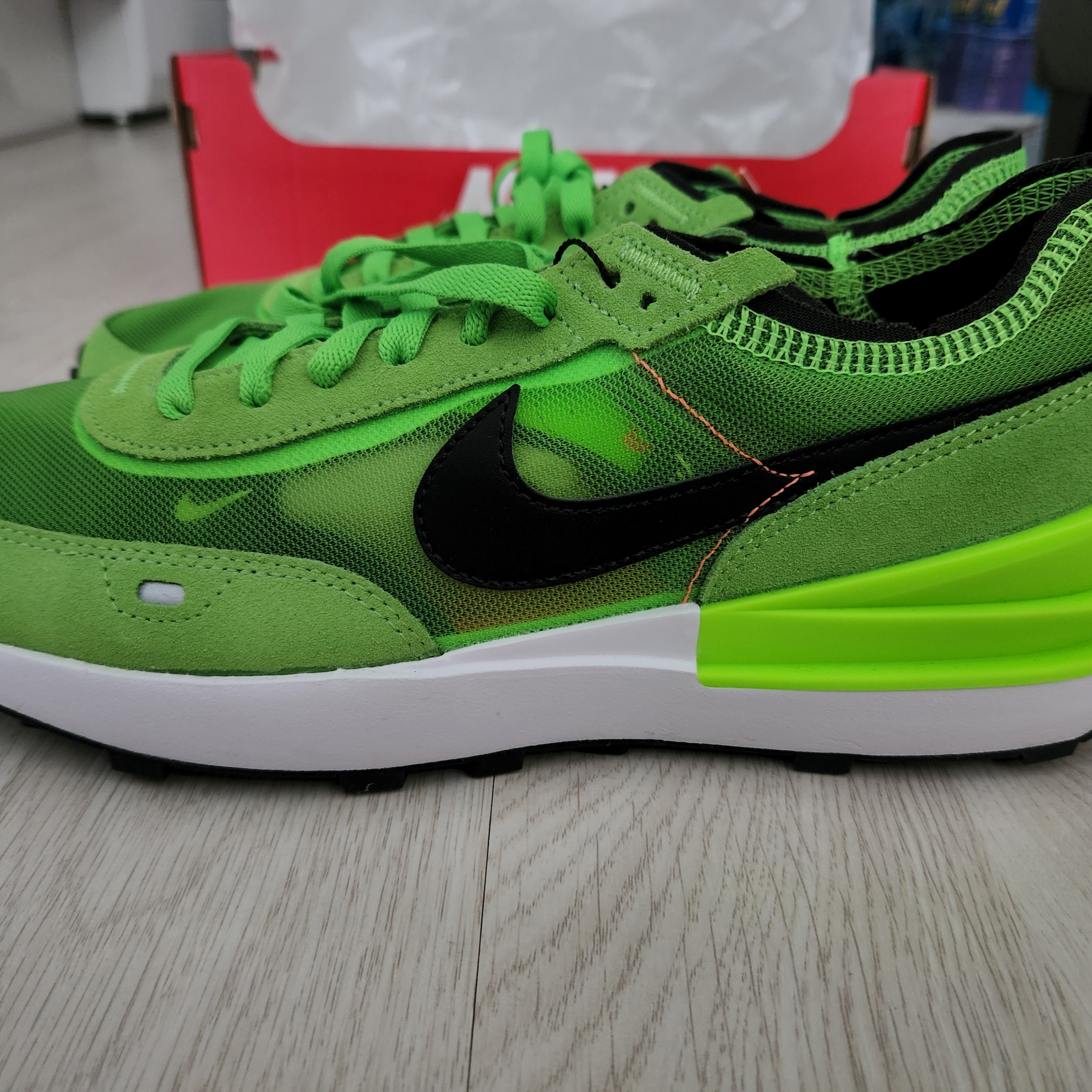 Nike Waffle One Electric Green 착용 스타일 - 1