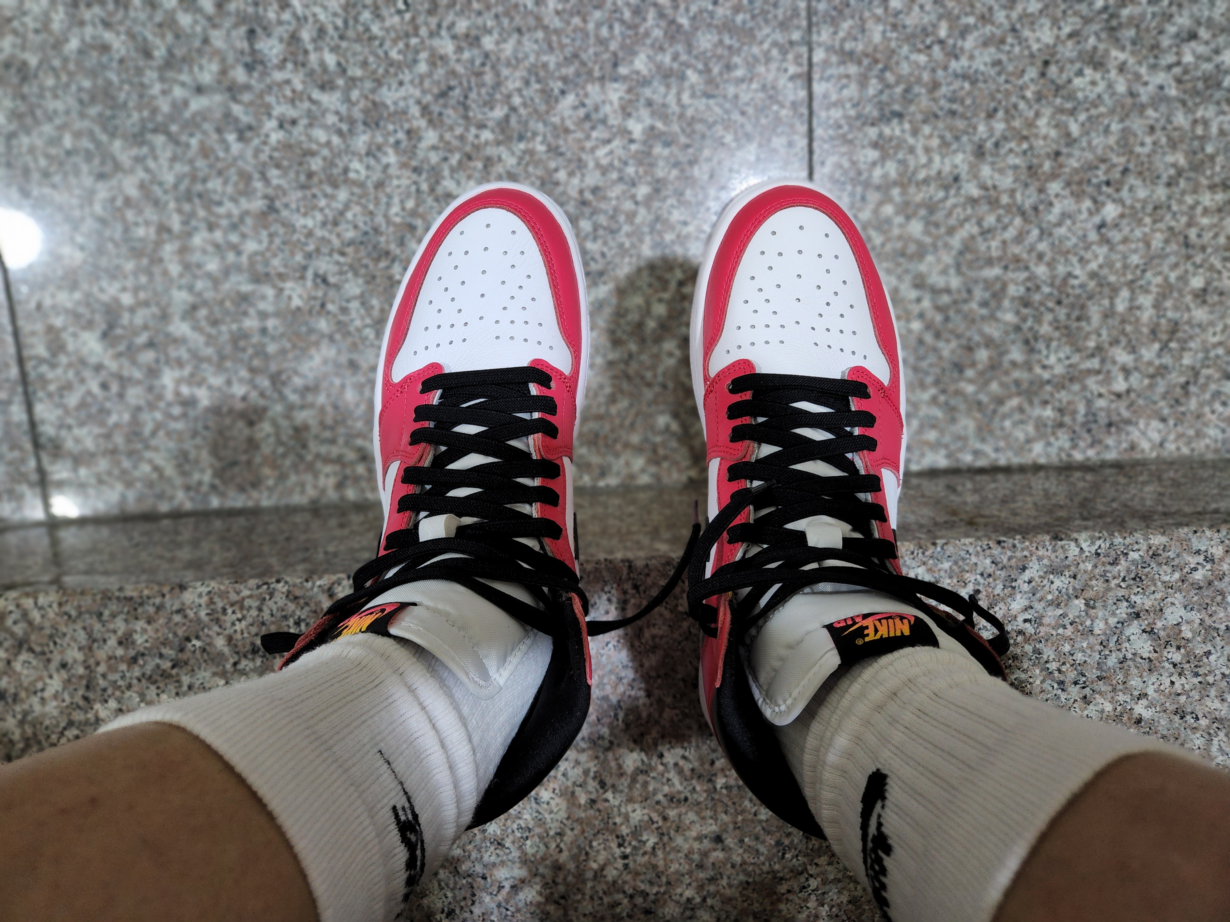 Jordan 1 Retro High OG Light Fusion Red 착용 스타일 - 1