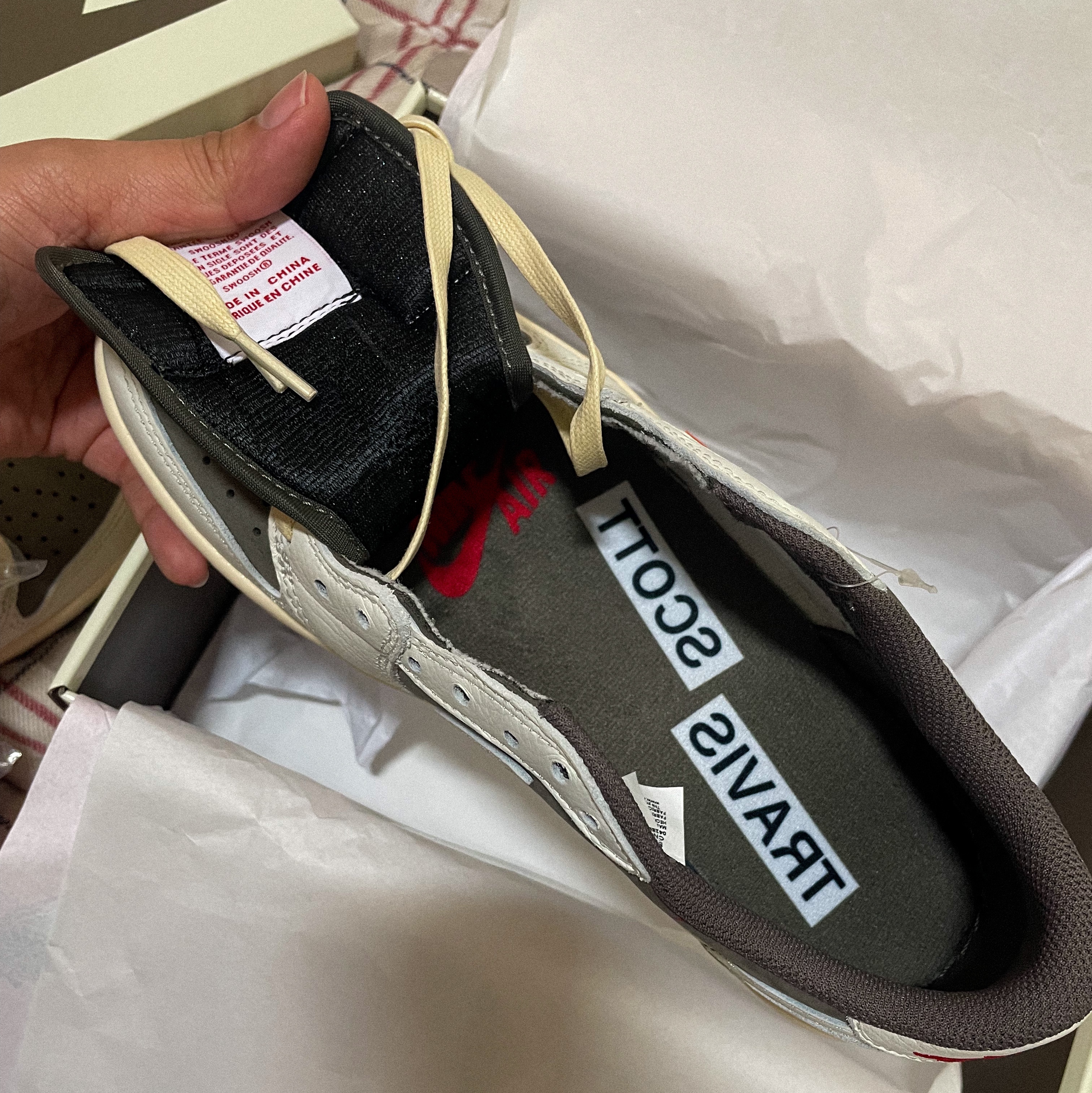 Jordan 1 x Travis Scott Retro Low OG SP Sail and Ridgerock, Off-White x Amore Pacific Protection Box (Without Cosmetics) 착용 스타일 - 5
