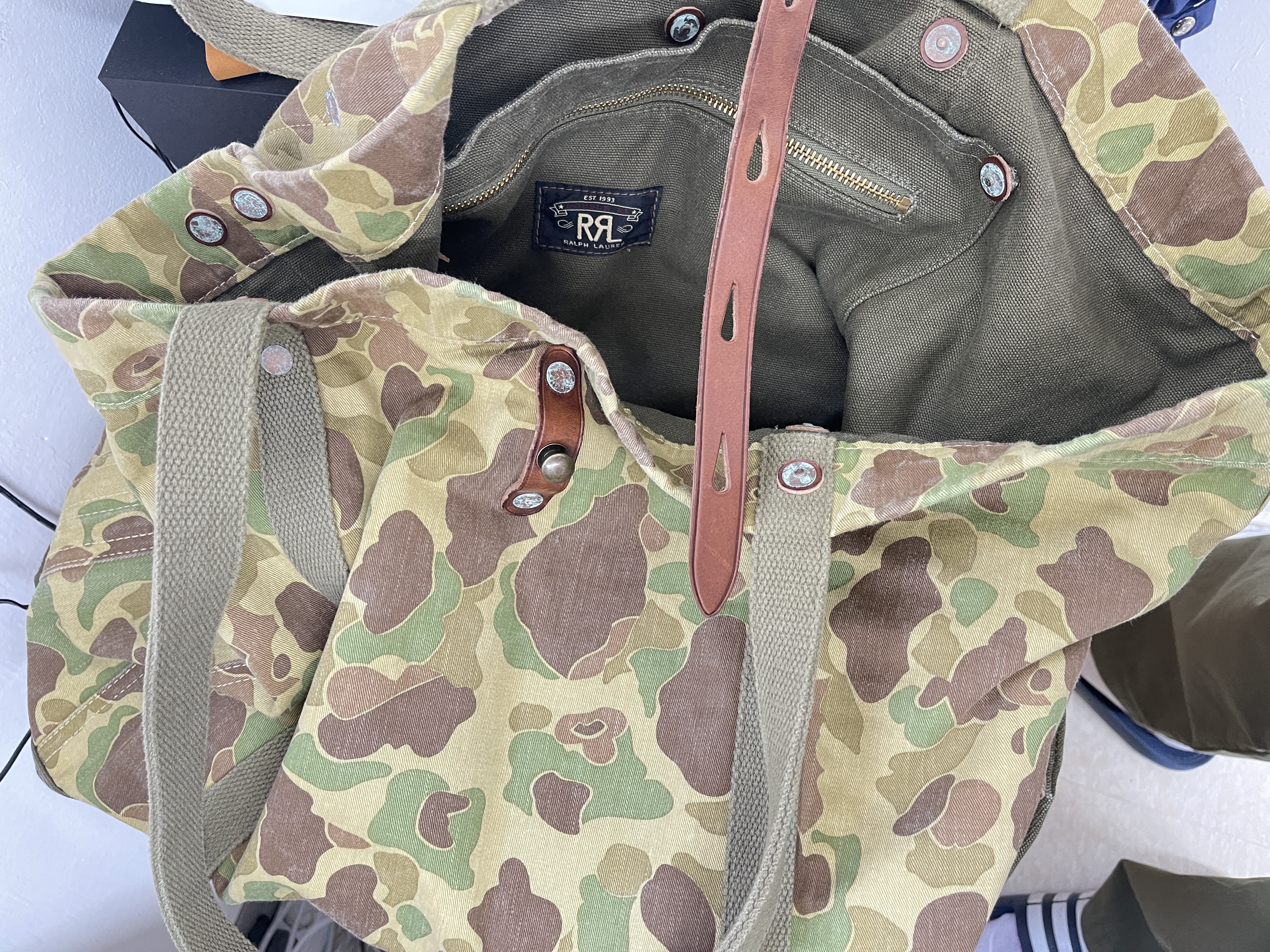 Bottega Veneta Credit Card Case Calfskin Parakeet, Apple AirPods Max Lightning Silver (Korean Ver.) 착용 스타일 - 3