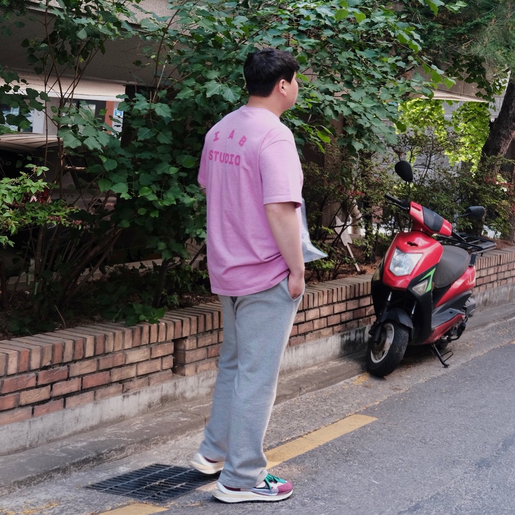 Nike x Sacai VaporWaffle String & Black Villain Red, IAB Studio Pigment T-Shirt Magenta 착용 스타일 - 2