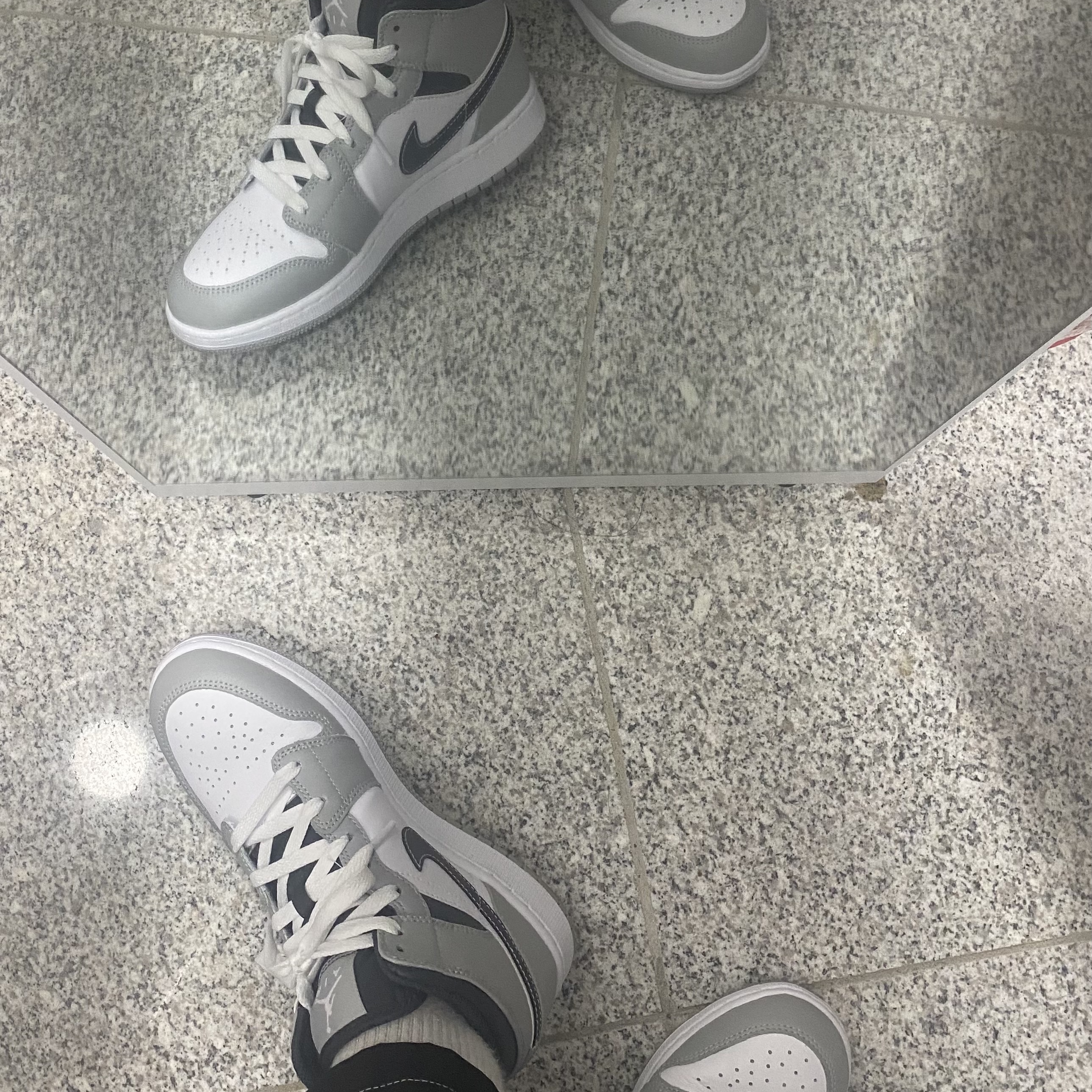 Jordan 1 Mid Light Smoke Grey Anthracite 착용 스타일 - 1