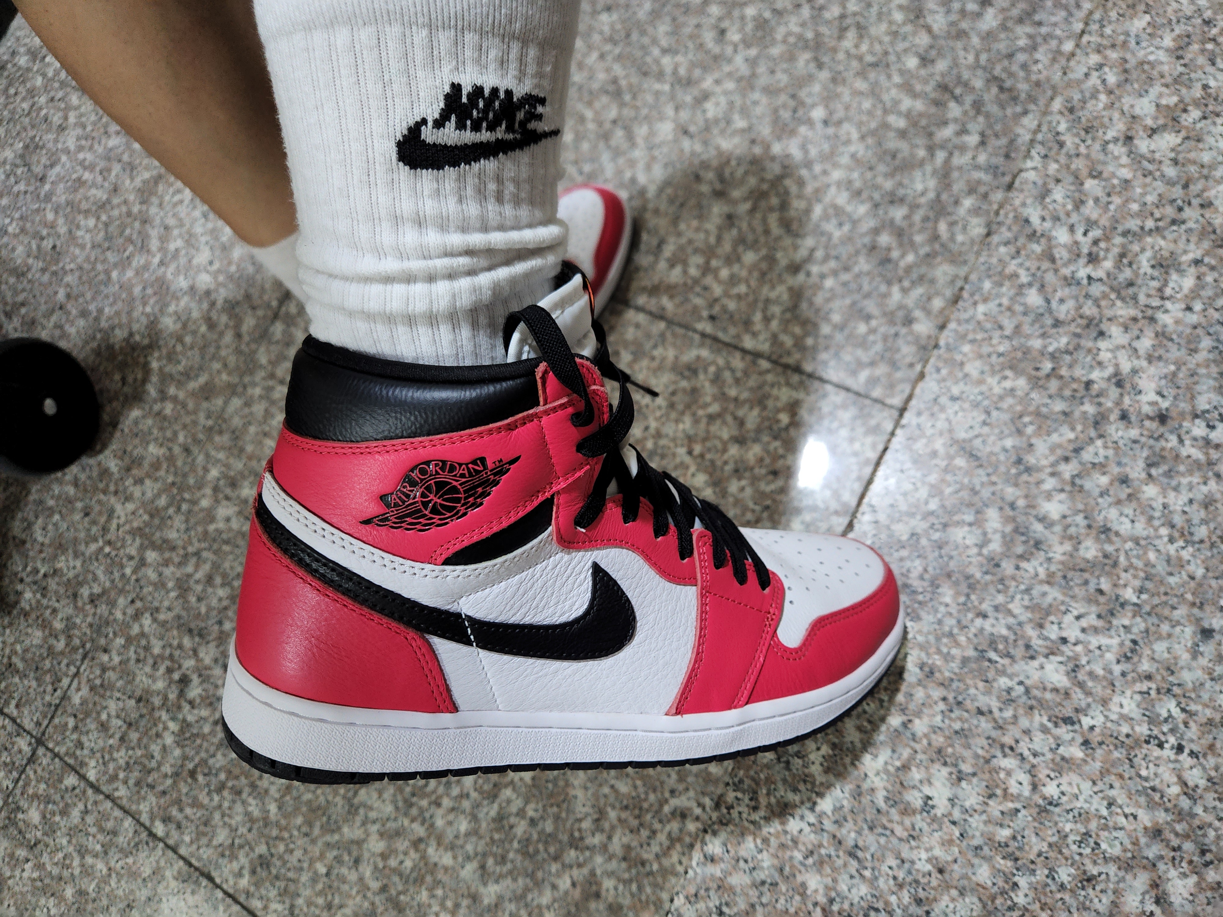 Jordan 1 Retro High OG Light Fusion Red 착용 스타일 - 5