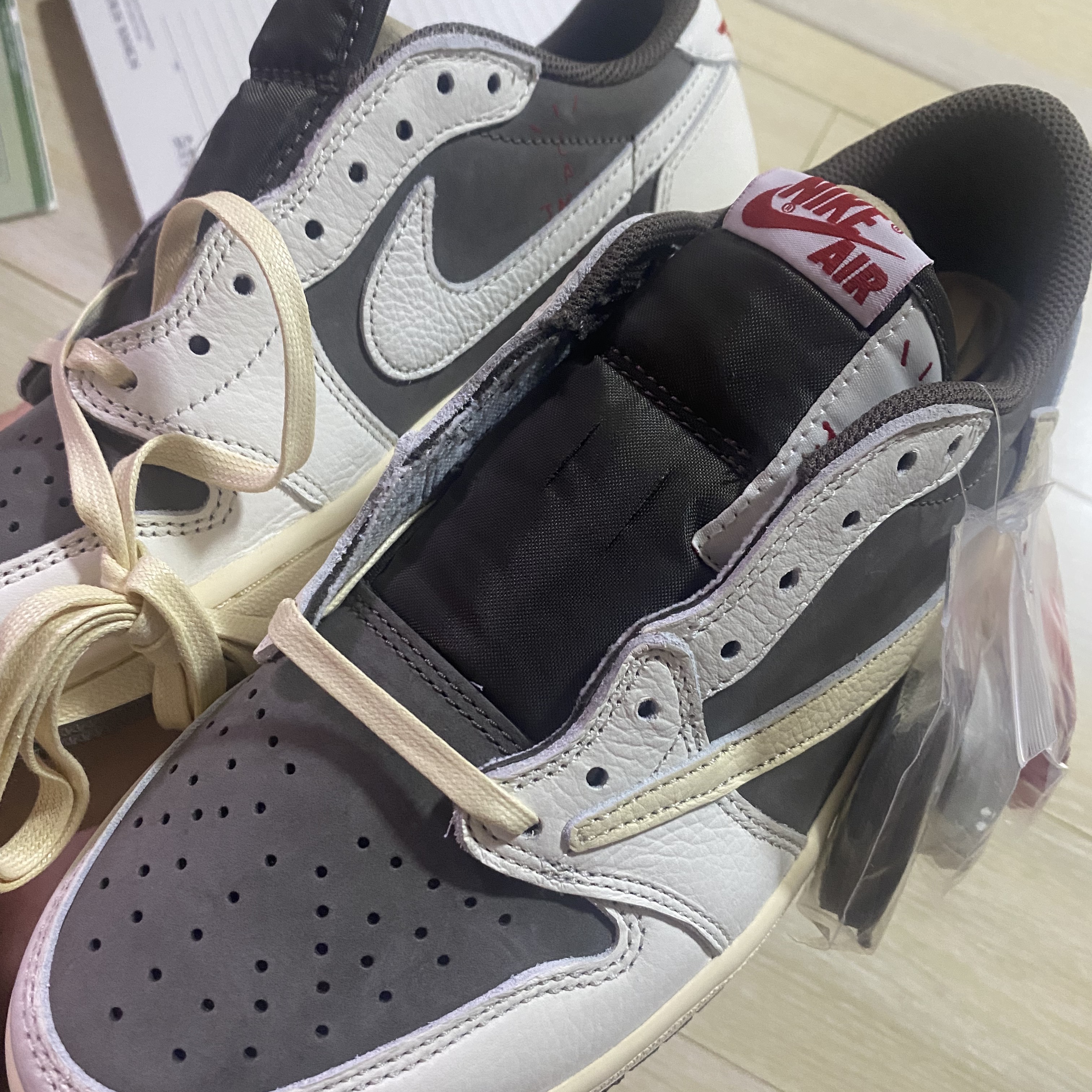 Jordan 1 x Travis Scott Retro Low OG SP Sail and Ridgerock 착용 스타일 - 1
