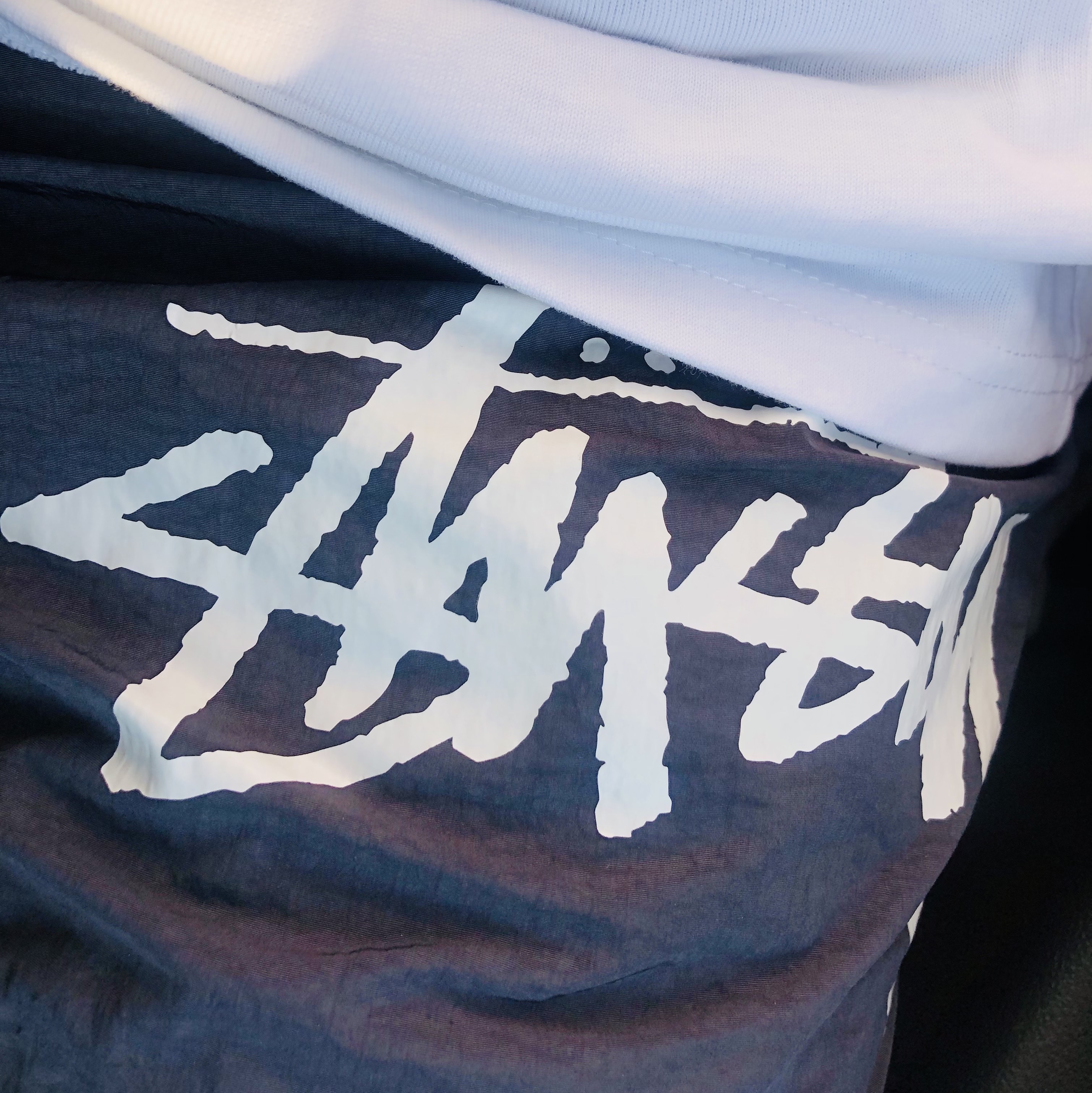 Nike x Stussy NRG FL SS 8 Ball T-Shirt White (DO9322-100), Nike x Stussy Water Shorts Off Noir 착용 스타일 - 2