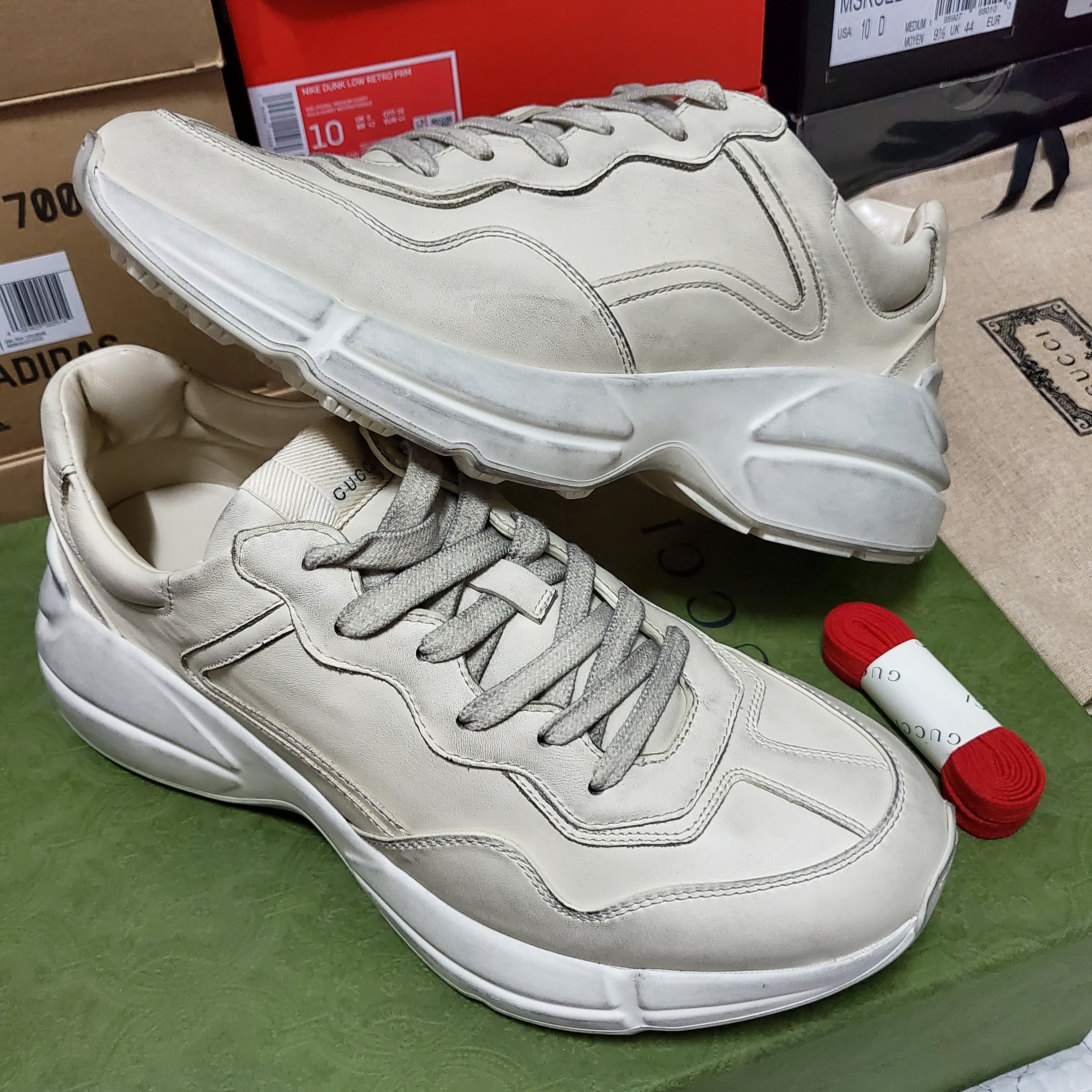 Gucci Rhyton Leather Sneakers Distressed Ivory 착용 스타일 - 2