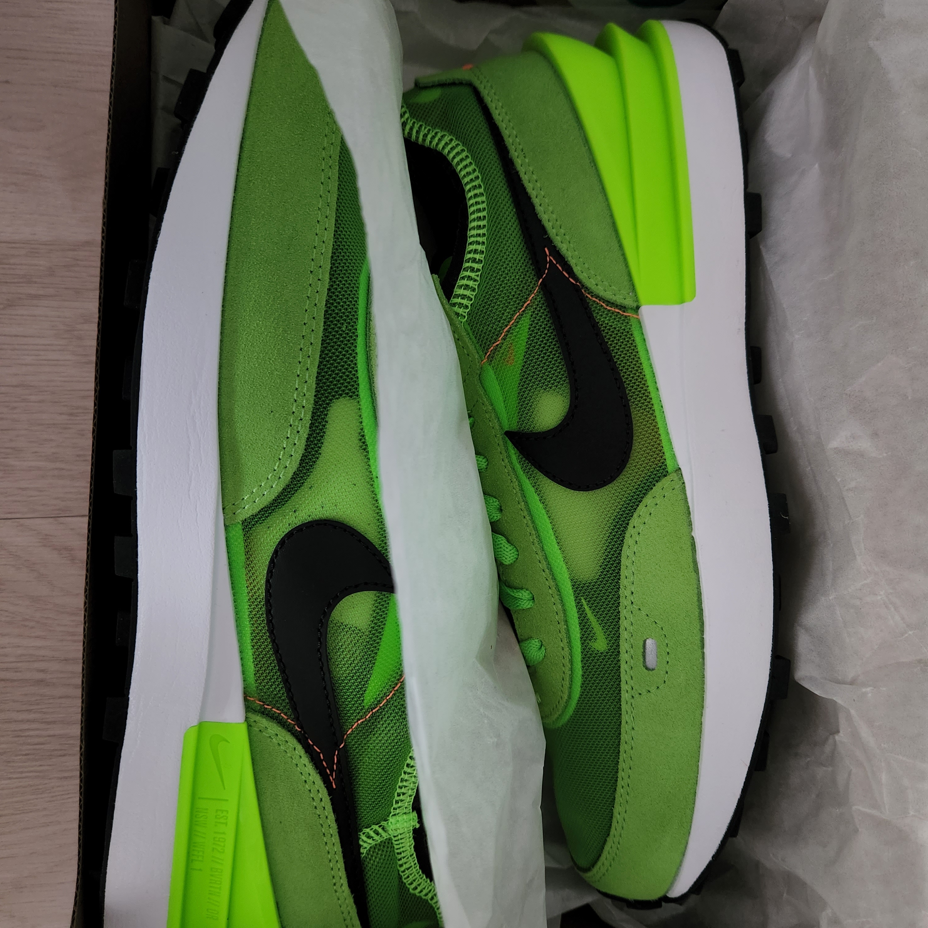 Nike Waffle One Electric Green 착용 스타일 - 4