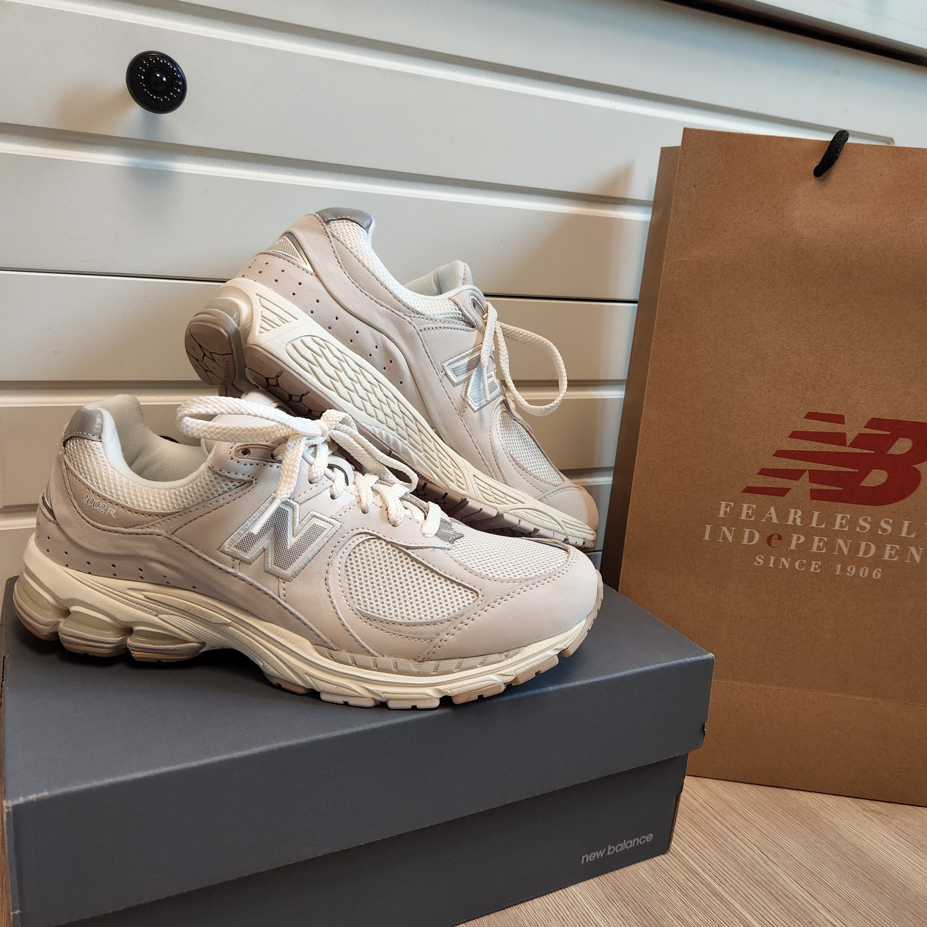 New Balance 2002R White Ivory 착용 스타일