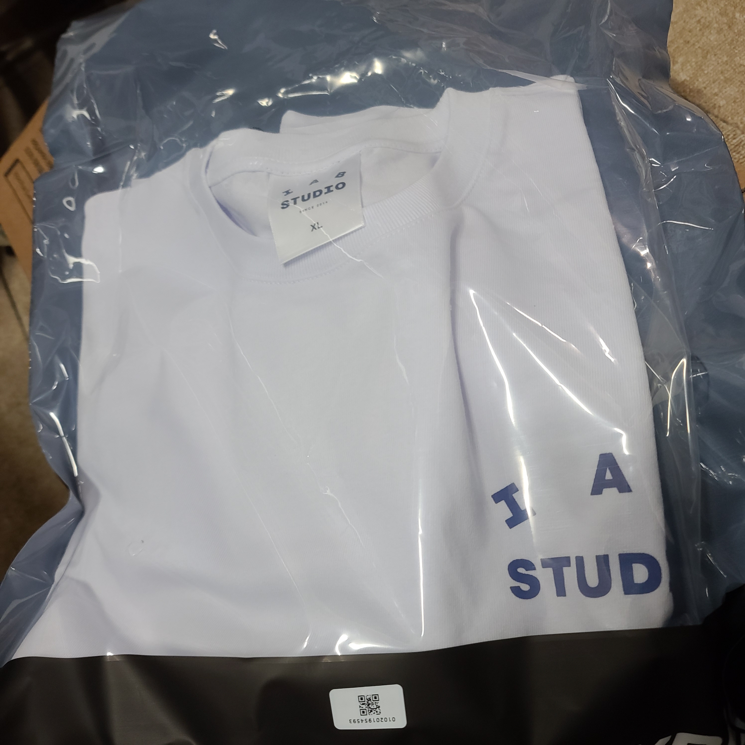 IAB Studio T-Shirt White Navy - 22FW 착용 스타일