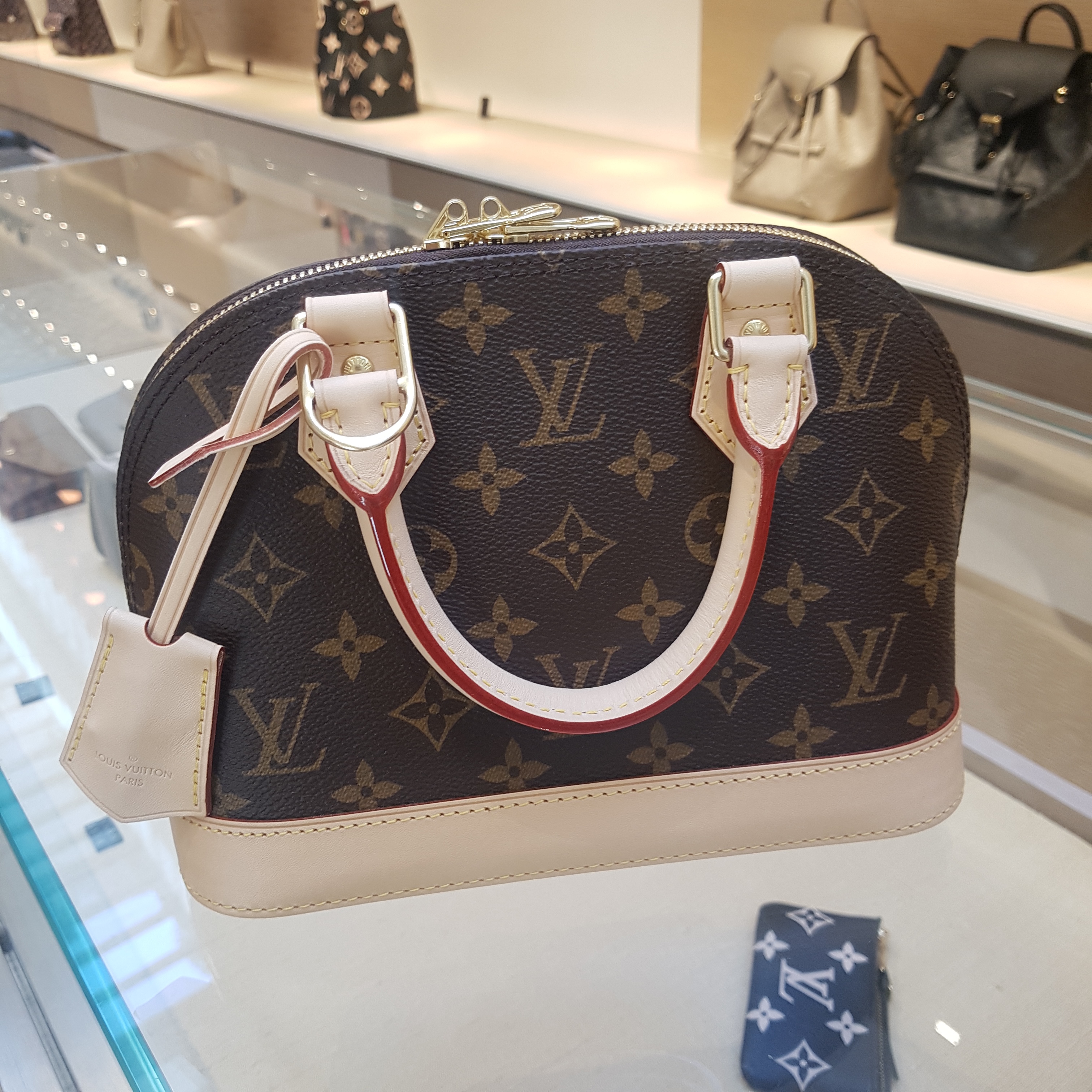 Louis Vuitton Alma BB Monogram 착용 스타일