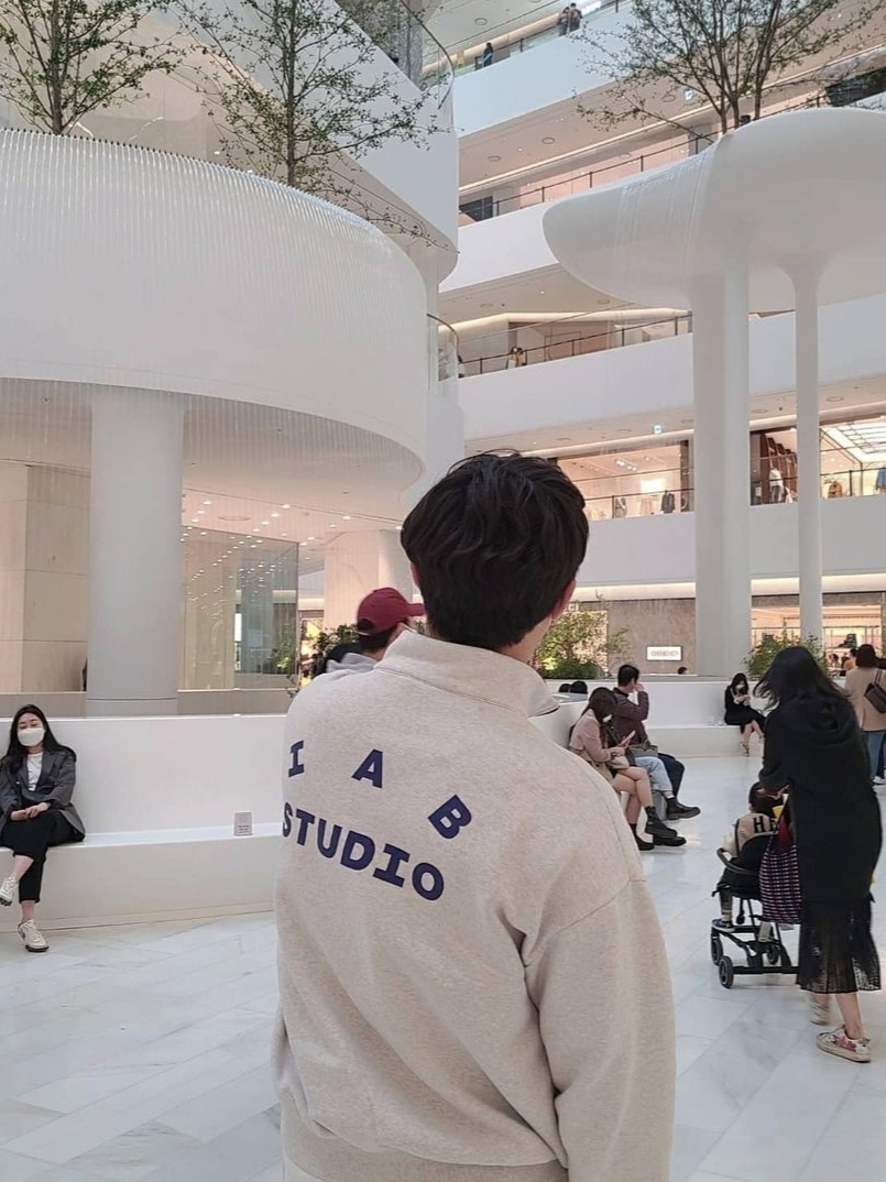 IAB Studio Half Zip Pullover Light Gray, IAB Studio Hoodie Black White 착용 스타일 - 1