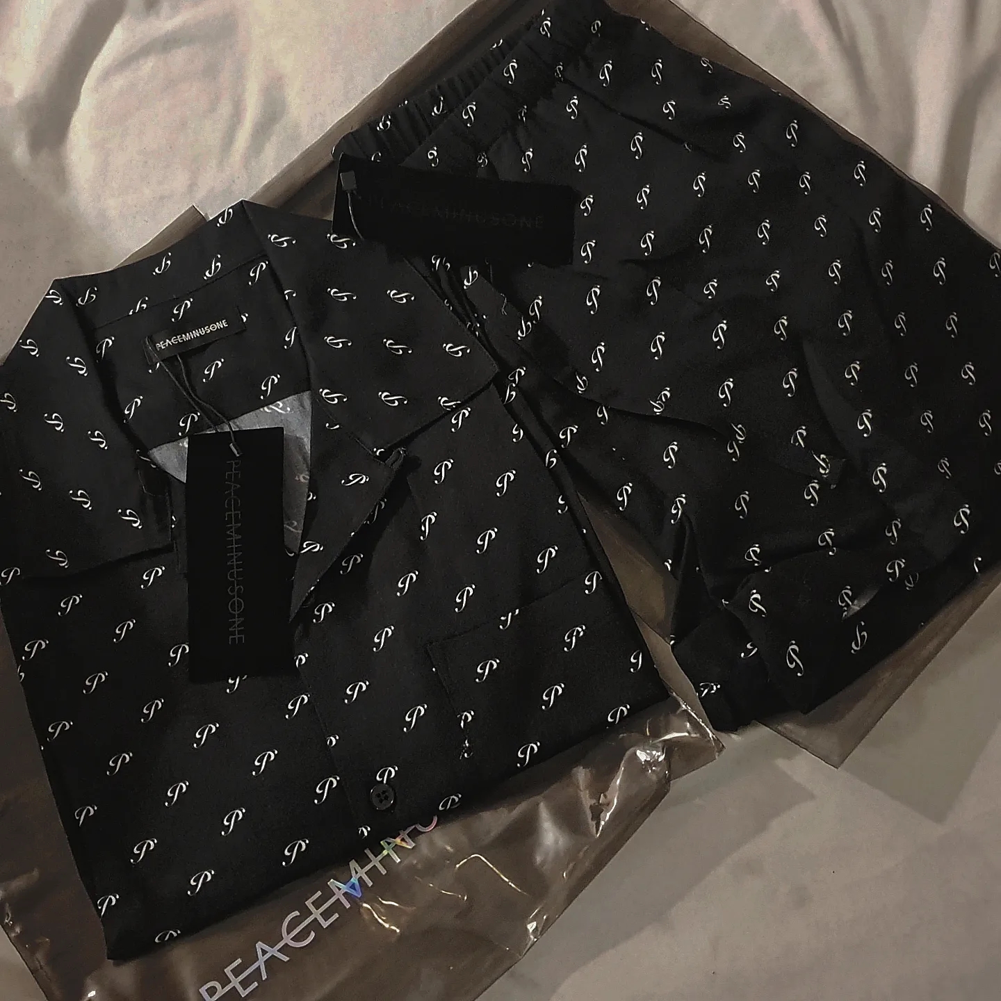 Peaceminusone Rayon Shirt #1 Black, Peaceminusone Rayon Shorts #1 Black 착용 스타일 - 1