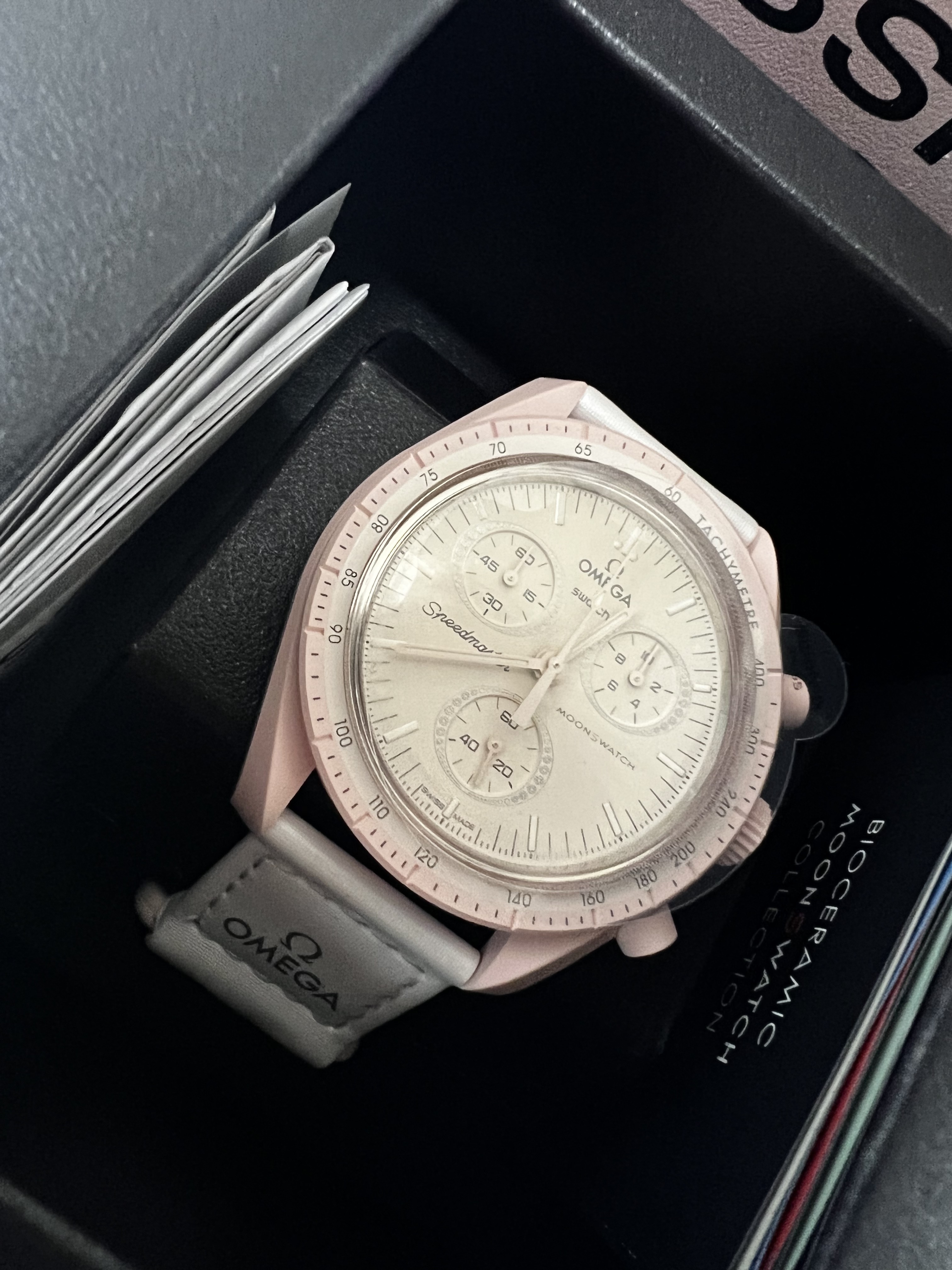 Swatch x Omega Bioceramic MoonSwatch Mission To Venus 착용 스타일 - 1