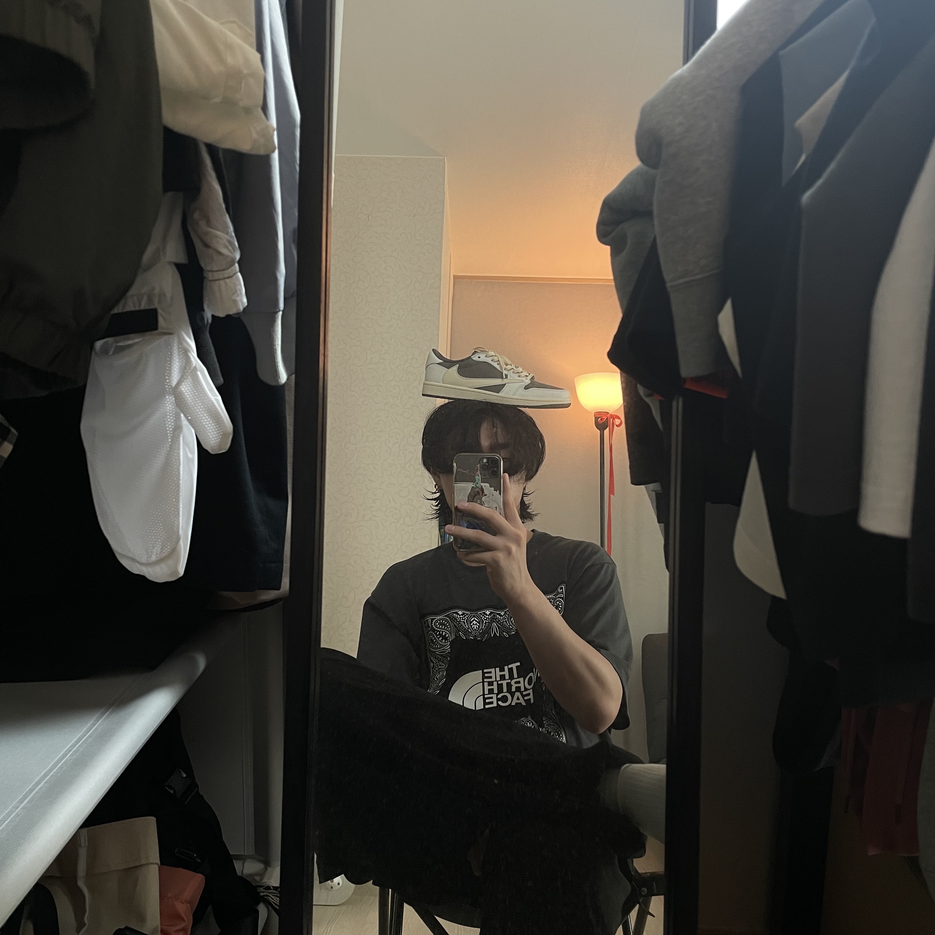 Jordan 1 x Travis Scott Retro Low OG SP Sail and Ridgerock 착용 스타일