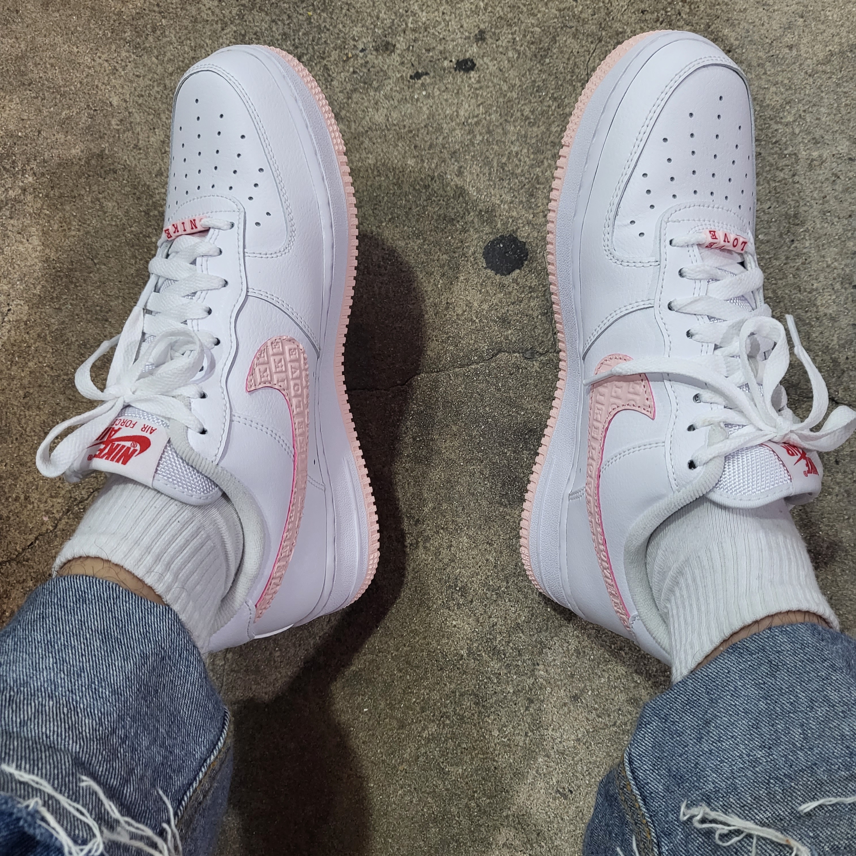 Nike Air Force 1 '07 Valentine's Day 2022 착용 스타일 - 1
