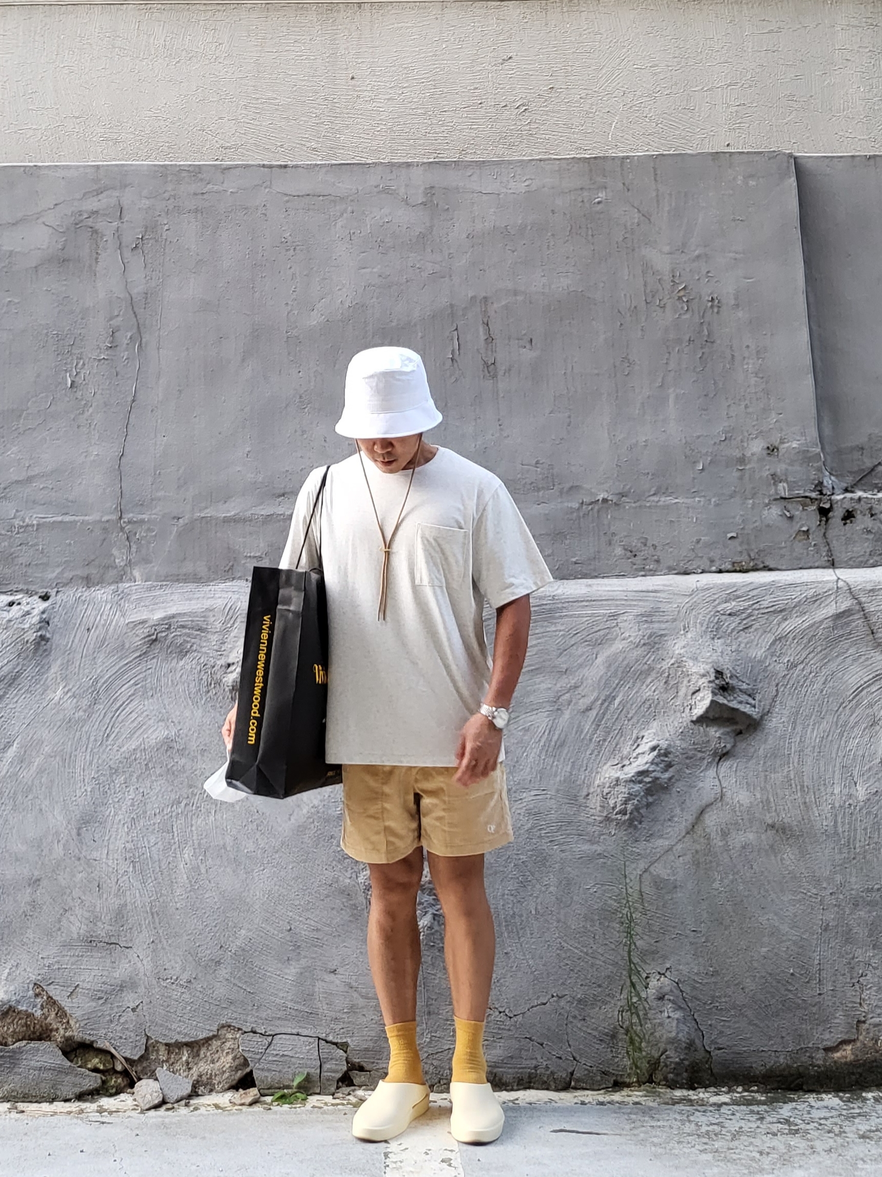Nike x Jacquemus Bucket Hat White, Fear of God The California Cream 착용 스타일
