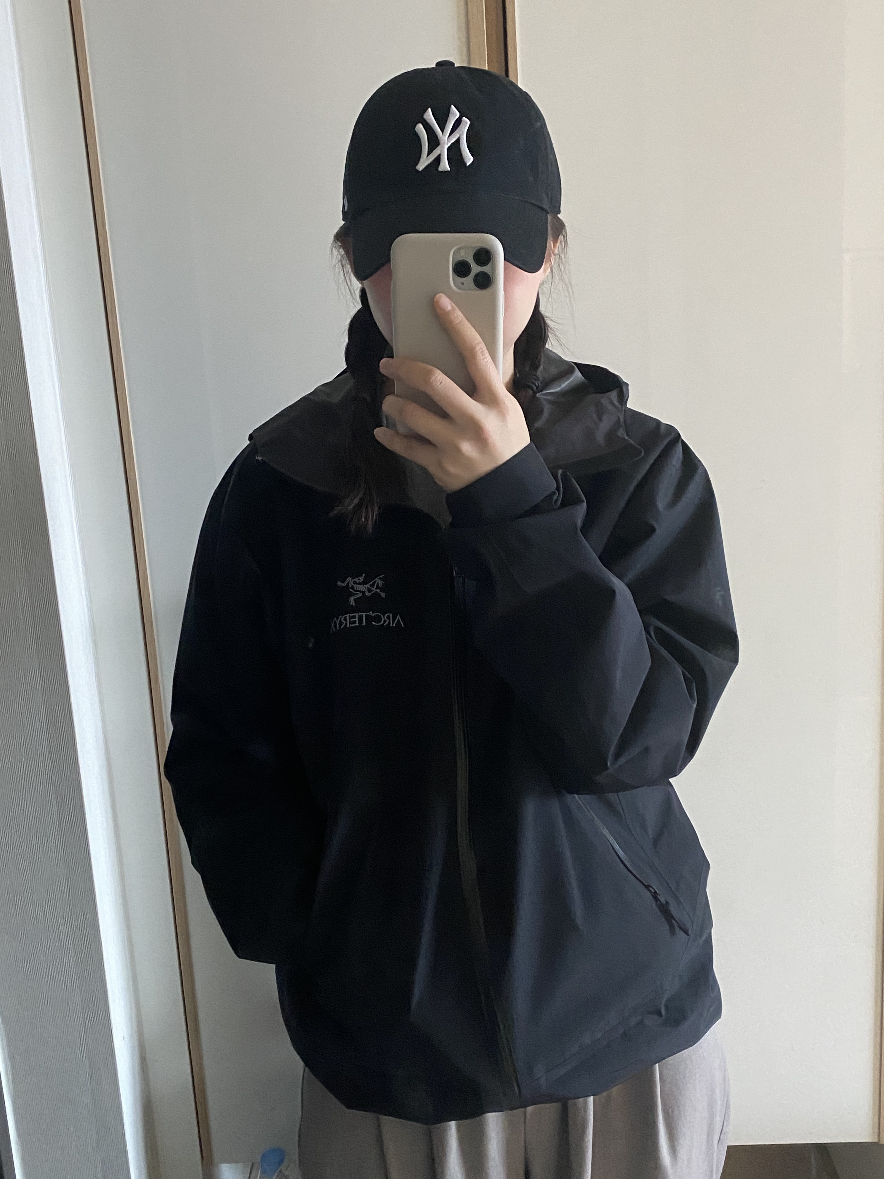 Arc'teryx Zeta SL Jacket Black 착용 스타일