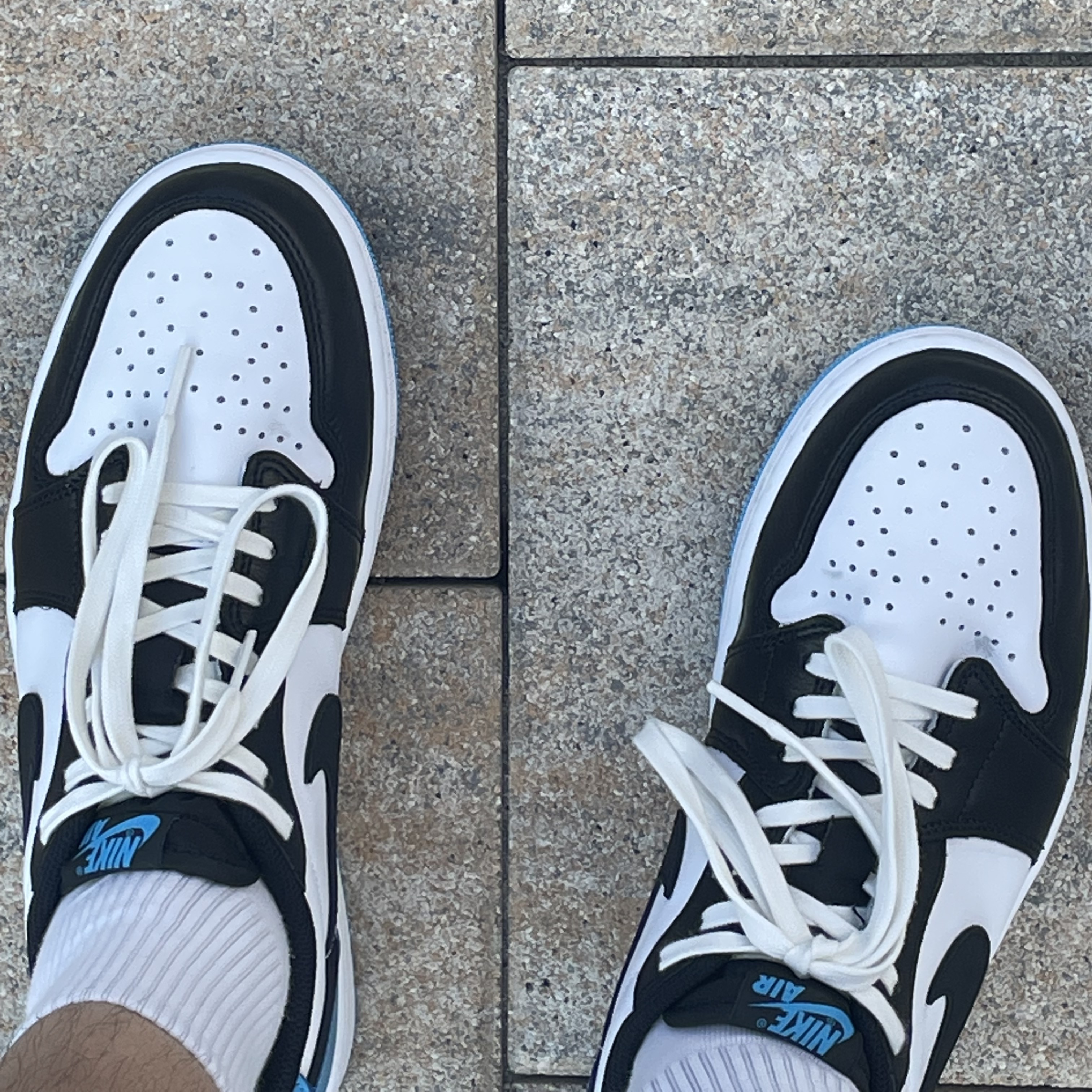 Jordan 1 Retro Low OG Black and Dark Powder Blue 착용 스타일