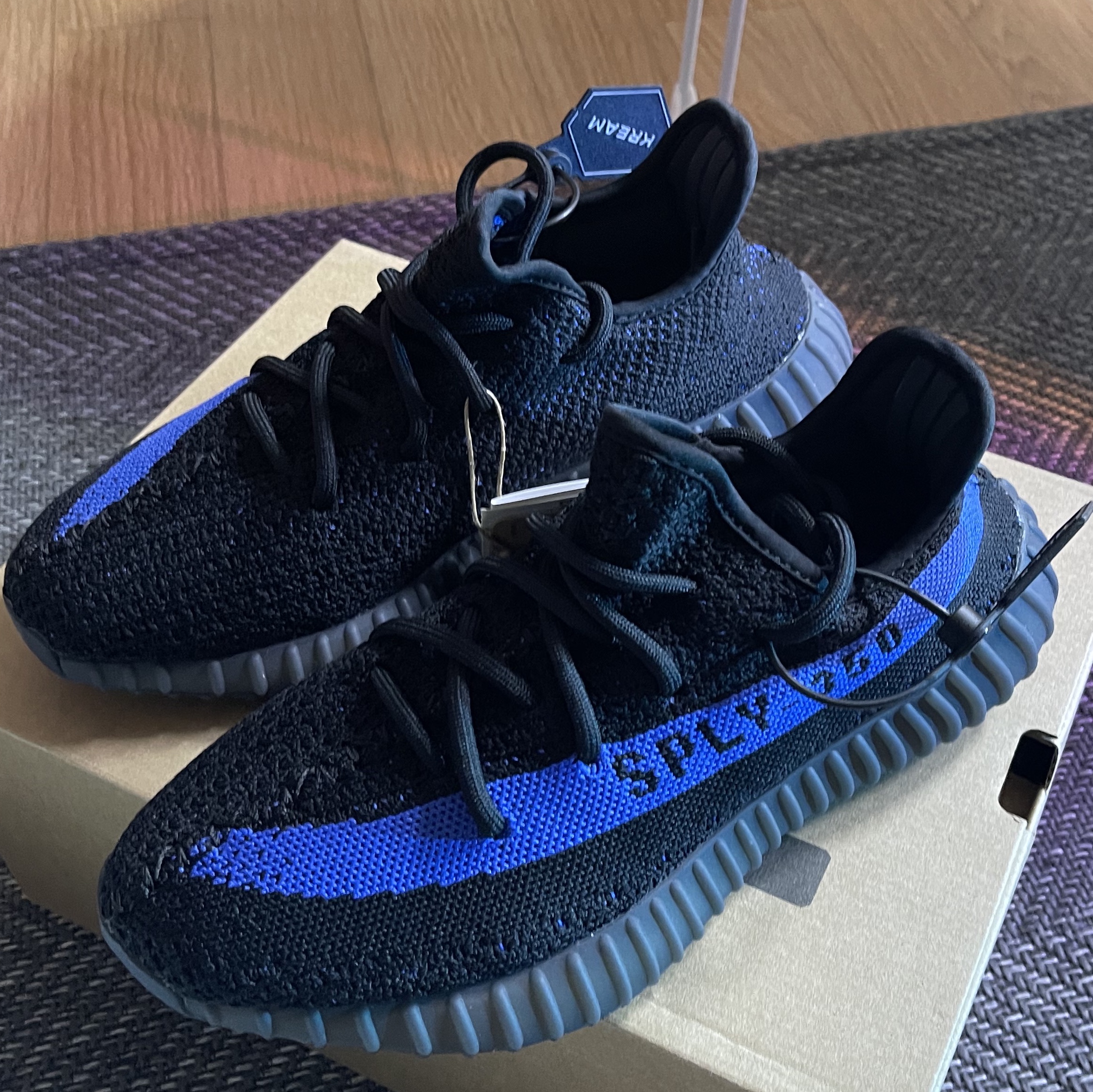 Adidas Yeezy Boost 350 V2 Dazzling Blue 착용 스타일