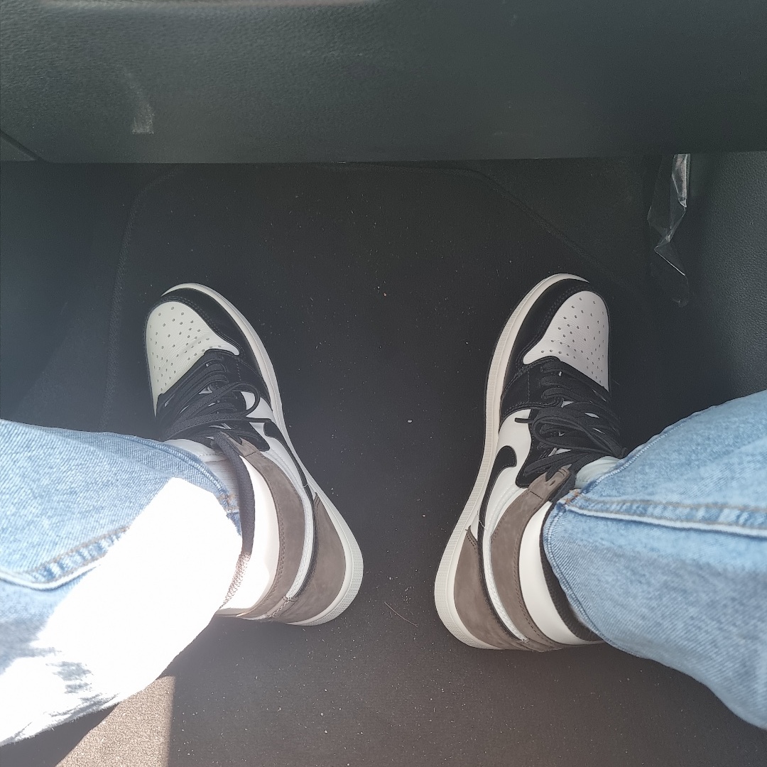 Jordan 1 Retro High OG Black Mocha 착용 스타일 - 1