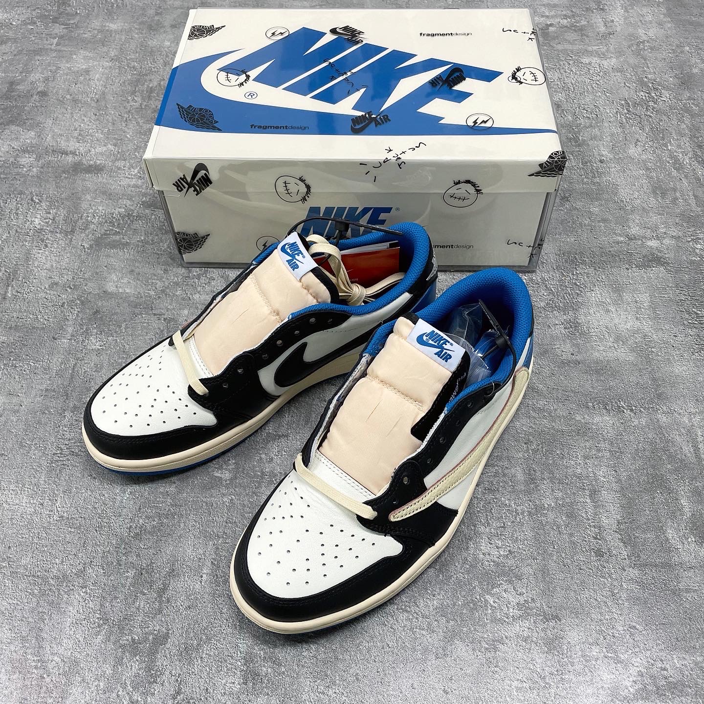 Jordan 1 x Travis Scott x Fragment Retro Low OG SP Military Blue 착용 스타일 - 1