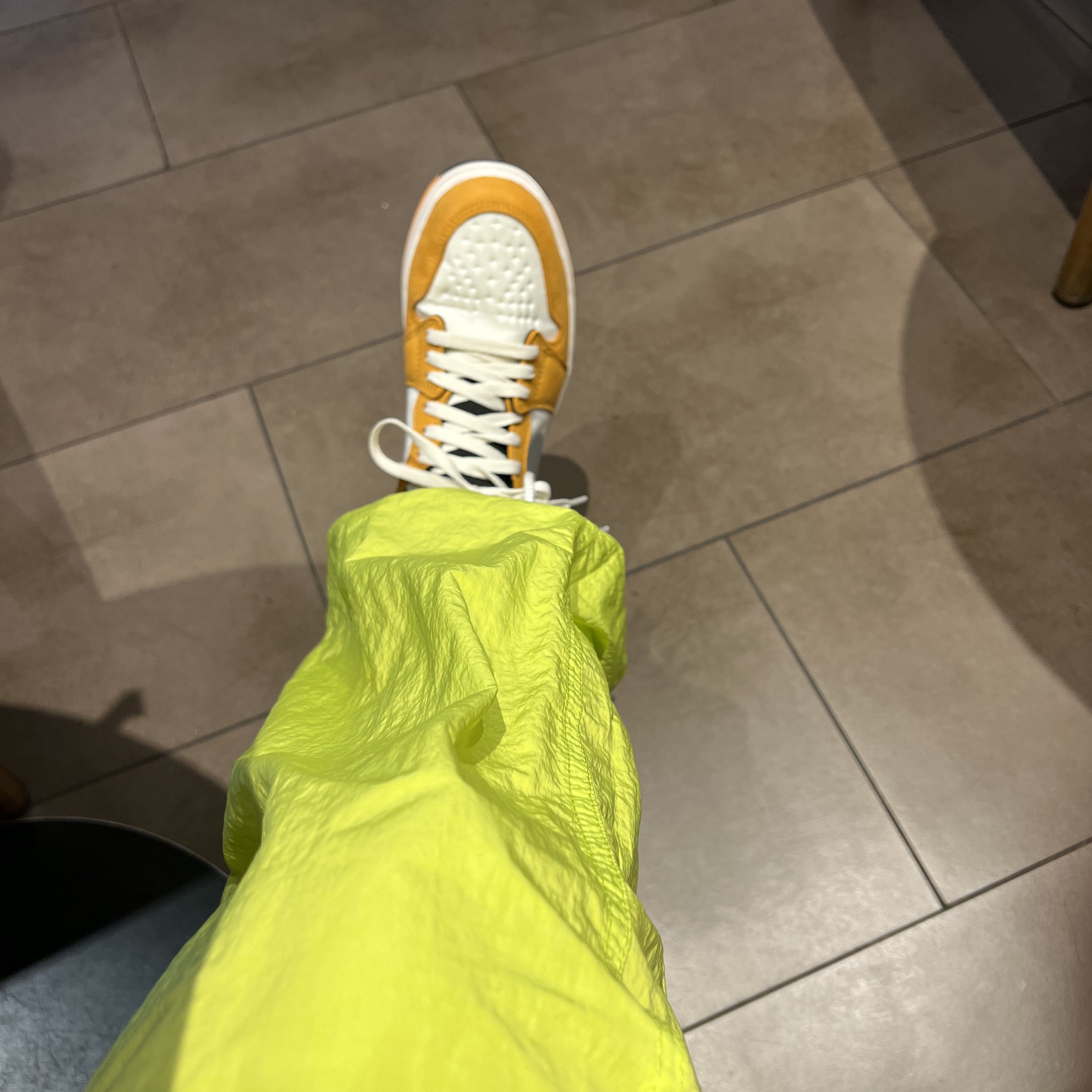 Nike x Stussy Beach Pants Bright Cactus, Jordan 1 Element Gore-Tex Light Curry 착용 스타일 - 1