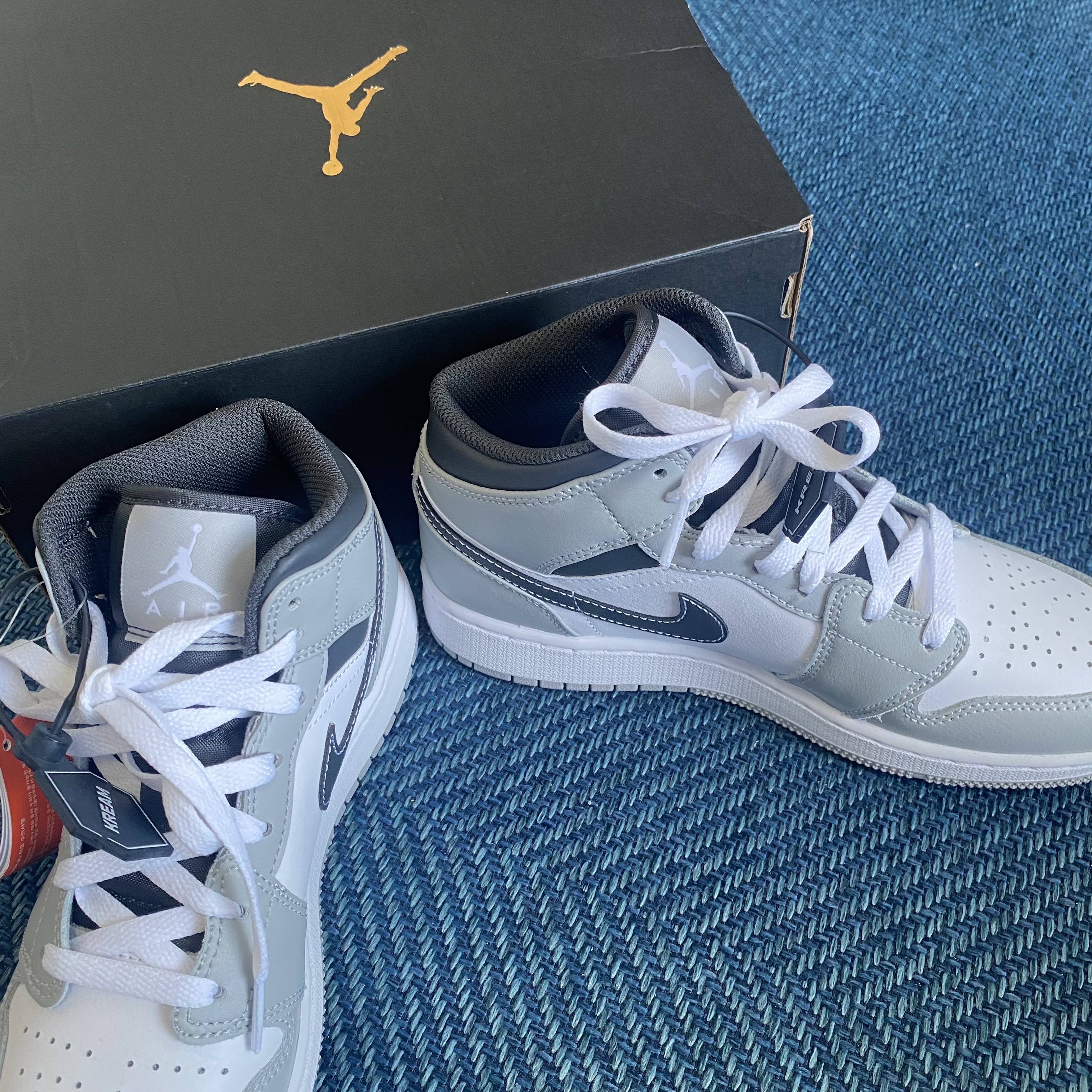Jordan 1 Mid Light Smoke Grey Anthracite 착용 스타일 - 2