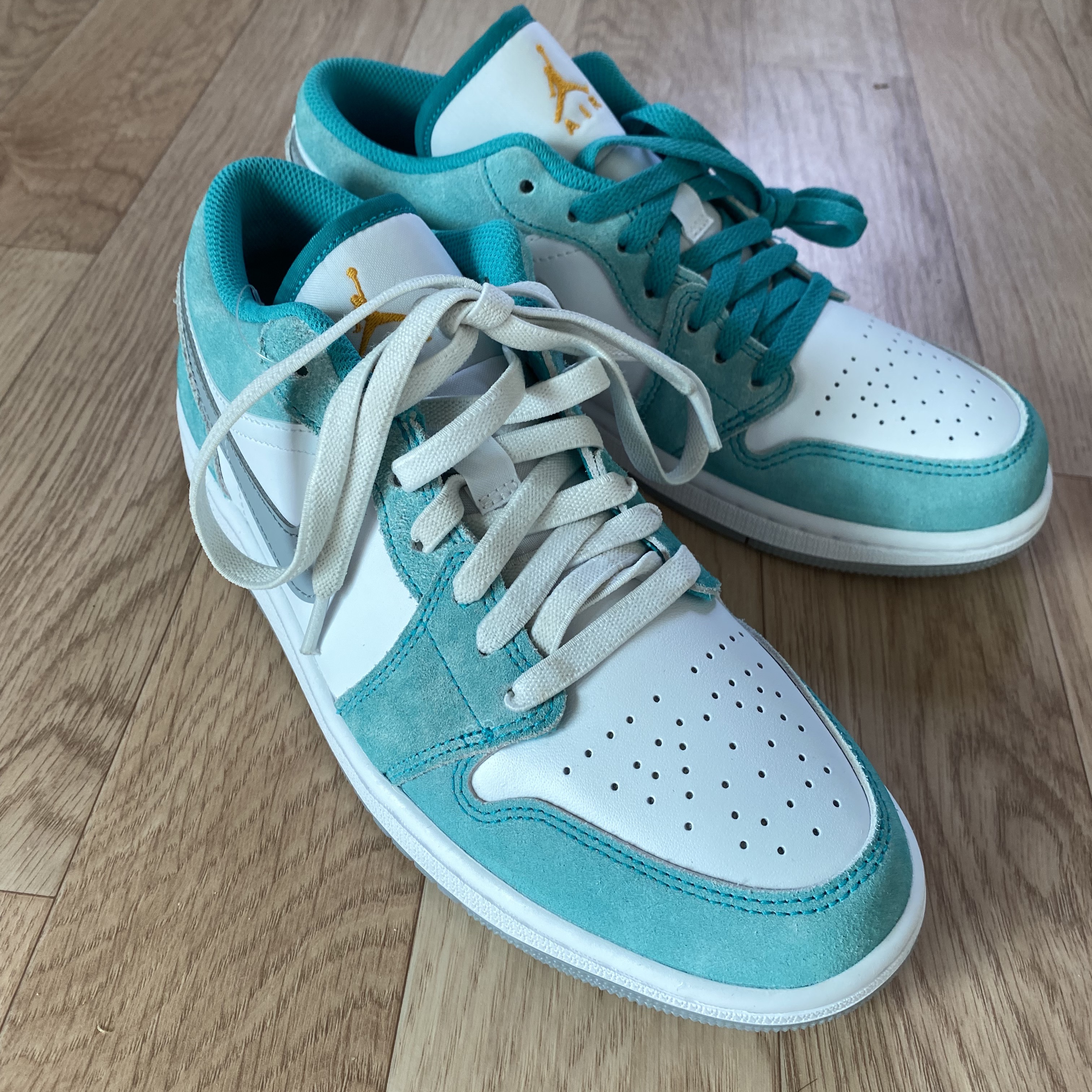 Jordan 1 Low SE New Emerald 착용 스타일