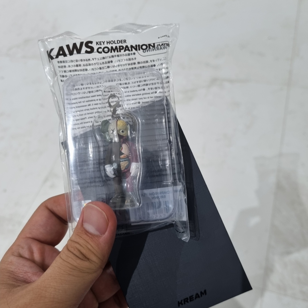 Kaws Tokyo First Companion Flayed Keychain Brown 착용 스타일