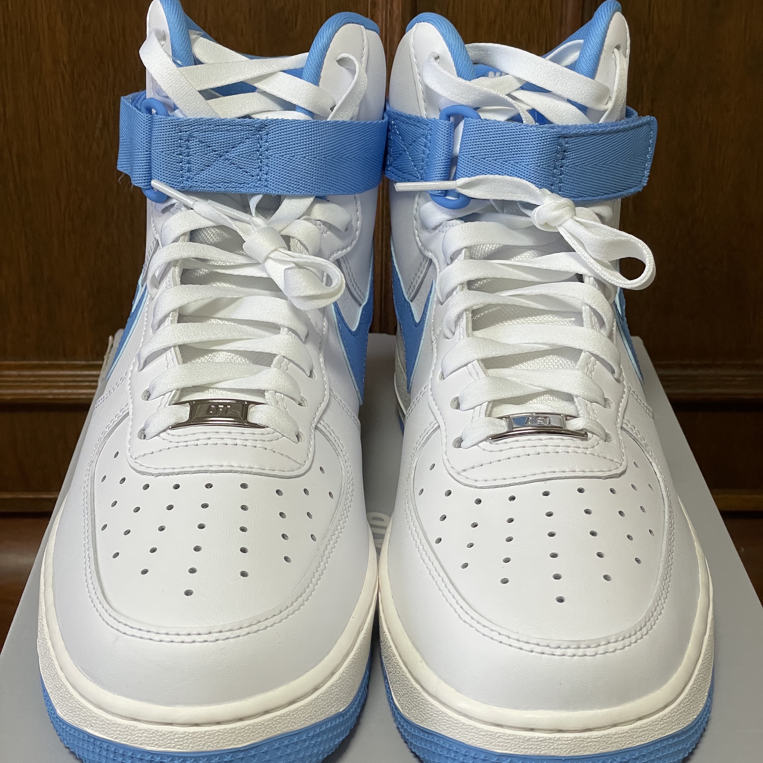 (W) Nike Air Force 1 High OG QS University Blue 착용 스타일 - 3