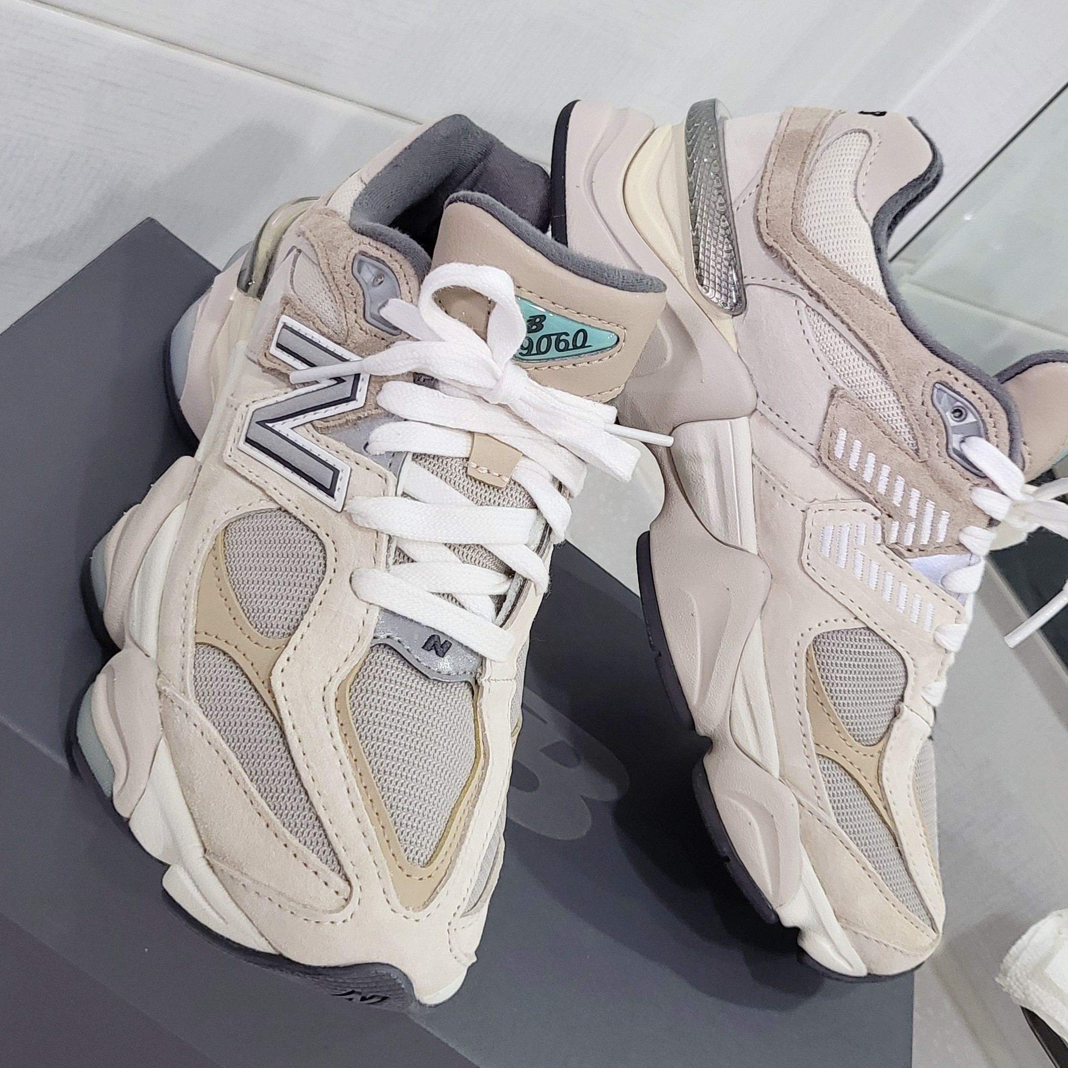 New Balance 9060 Sea Salt 착용 스타일