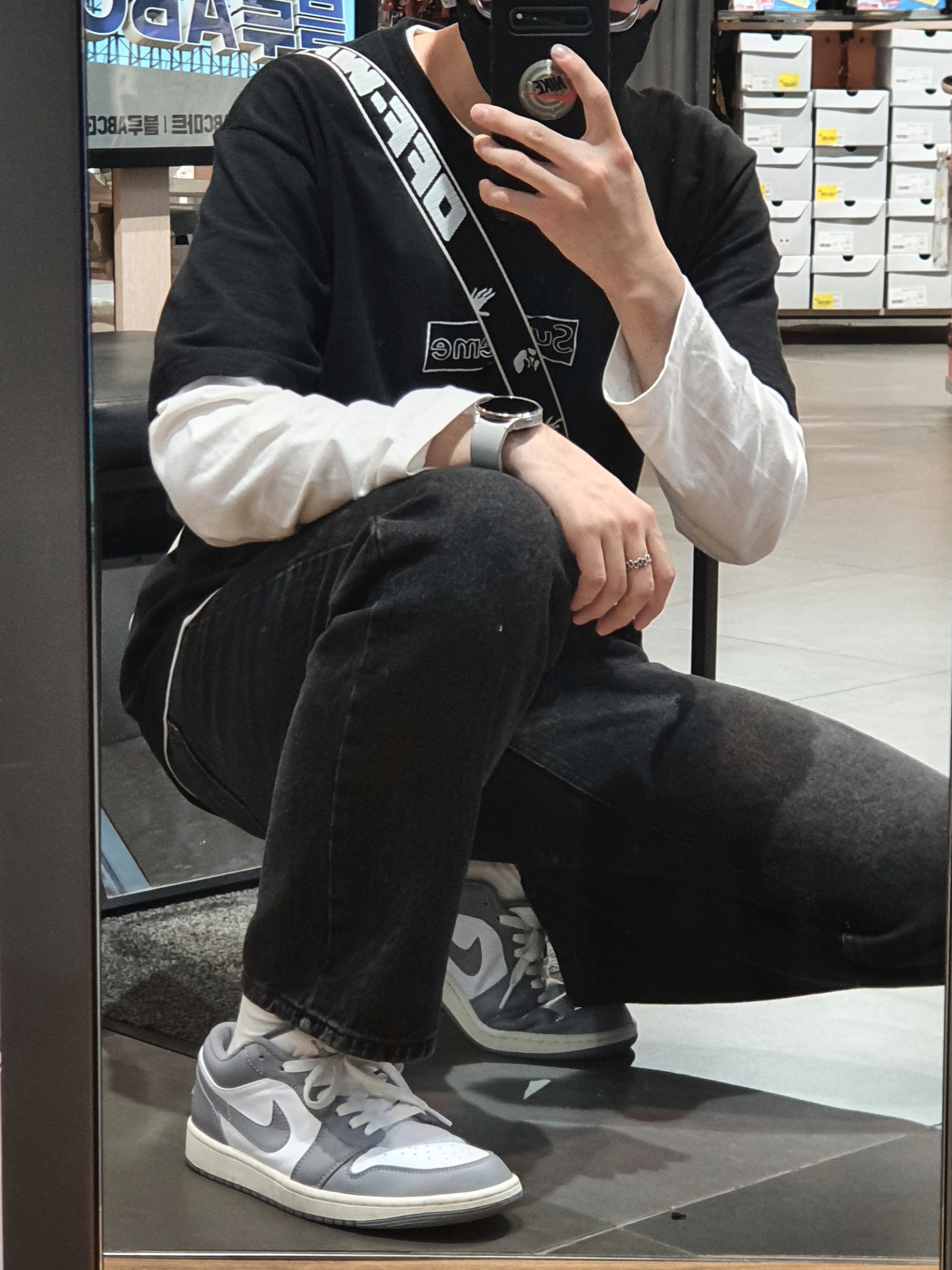 Supreme x Kaws Chalk Logo T-Shirt Black - 21SS, Off-White x Amore Pacific Protection Box (Without Cosmetics) 착용 스타일