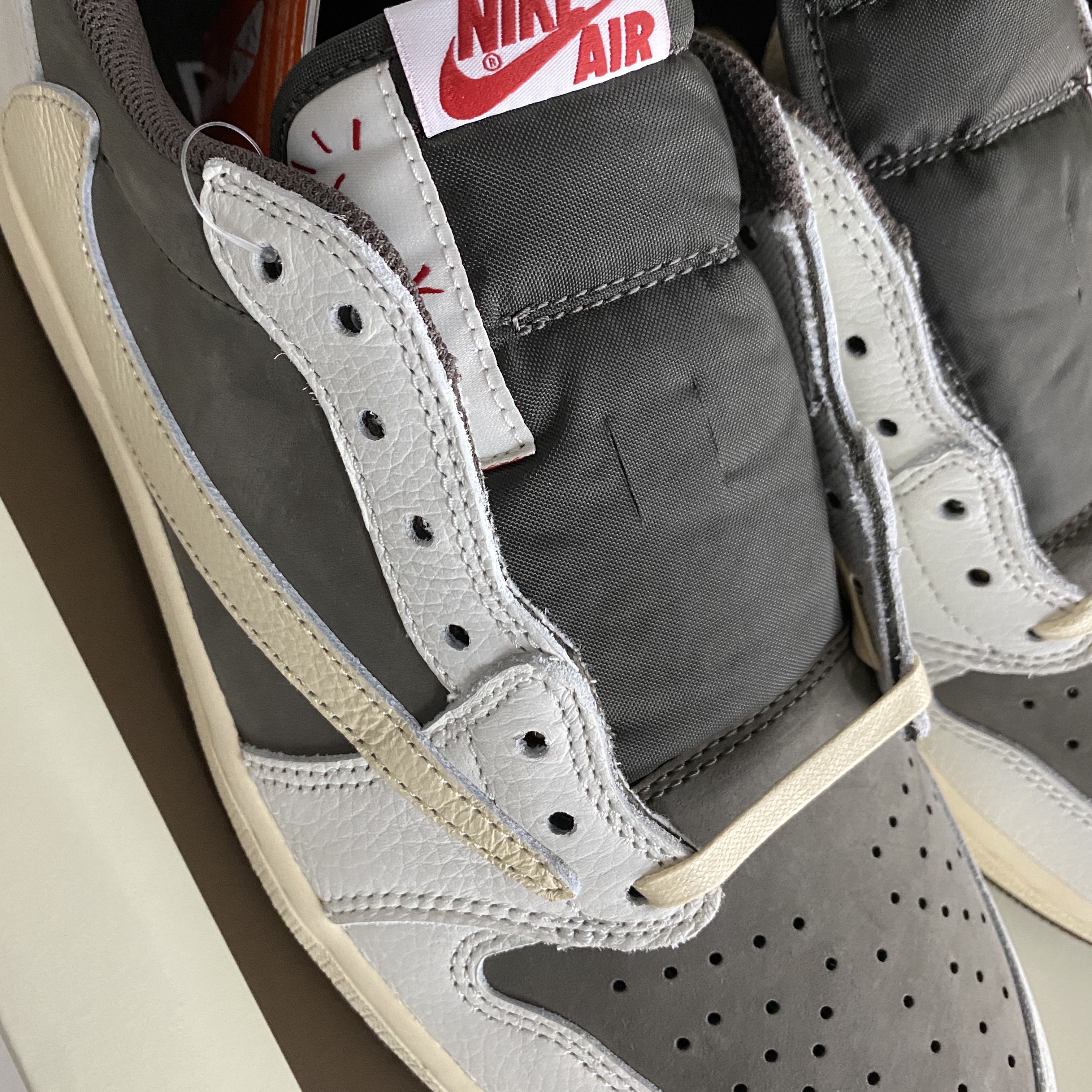 Jordan 1 x Travis Scott Retro Low OG SP Sail and Ridgerock 착용 스타일
