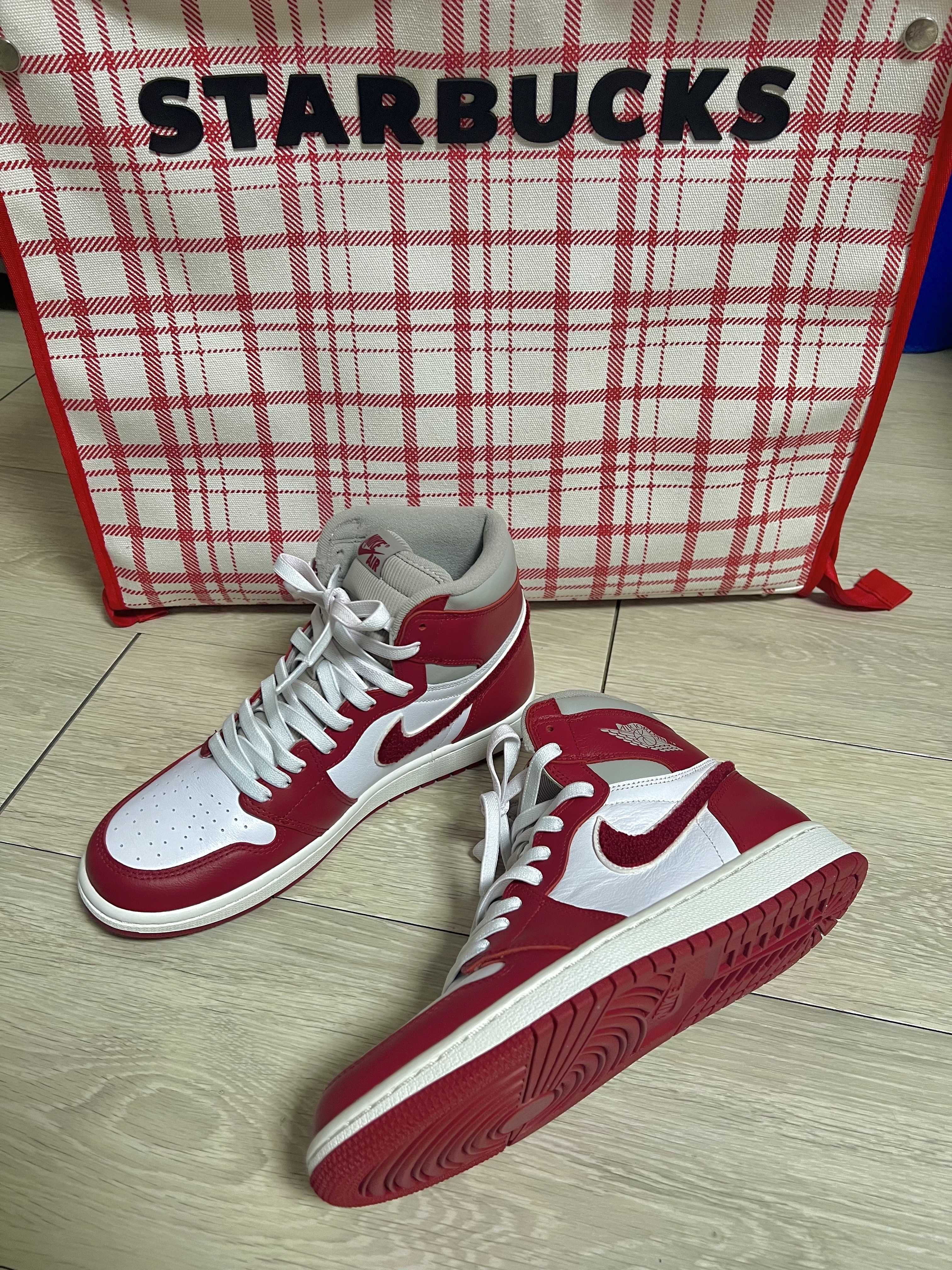 (W) Jordan 1 Retro High OG Varsity Red 착용 스타일