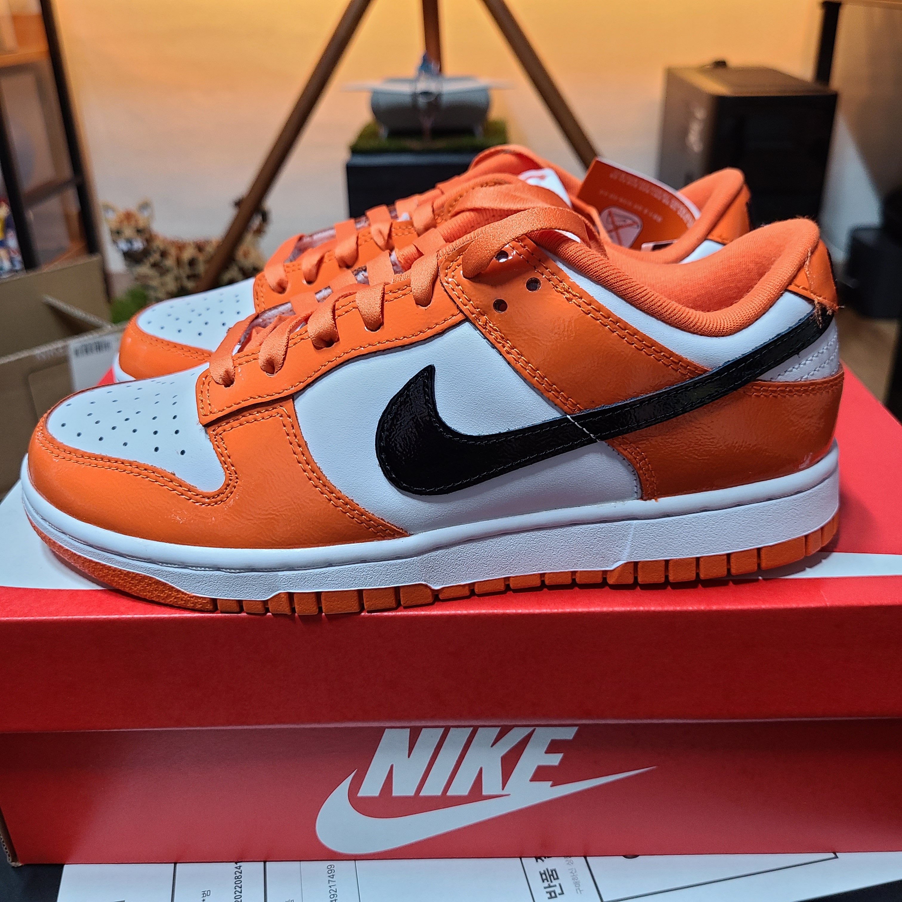(W) Nike Dunk Low Essential Brilliant Orange 착용 스타일 - 1