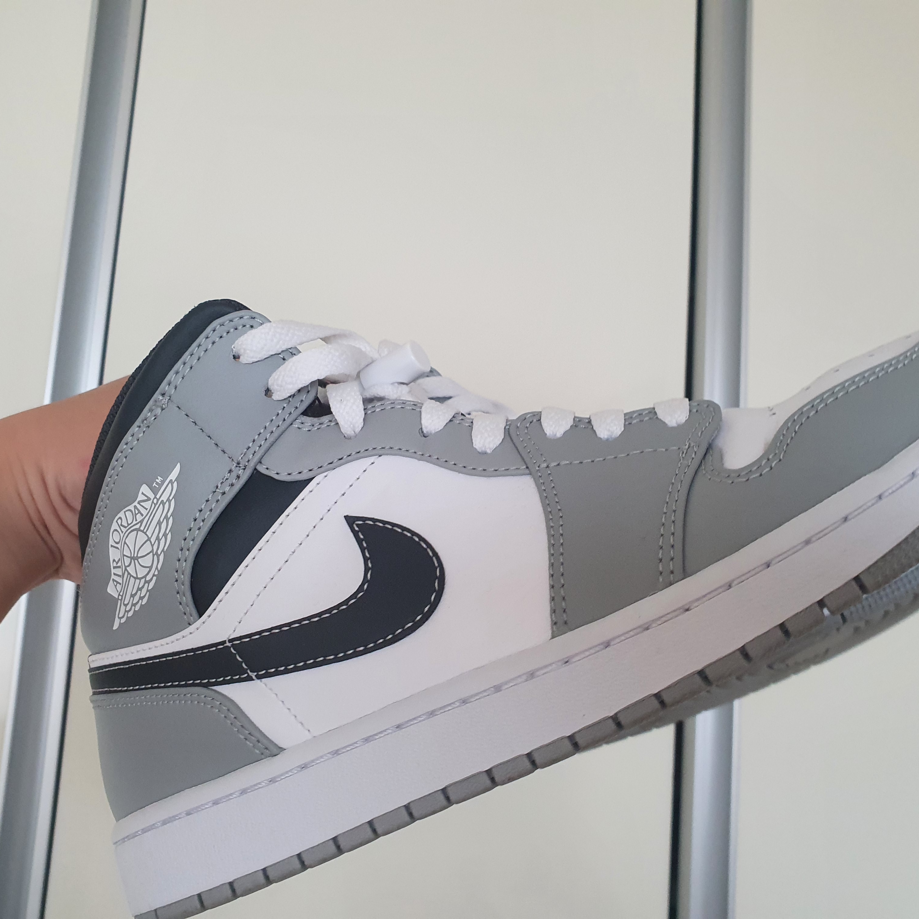 Jordan 1 Mid Light Smoke Grey Anthracite 착용 스타일 - 1