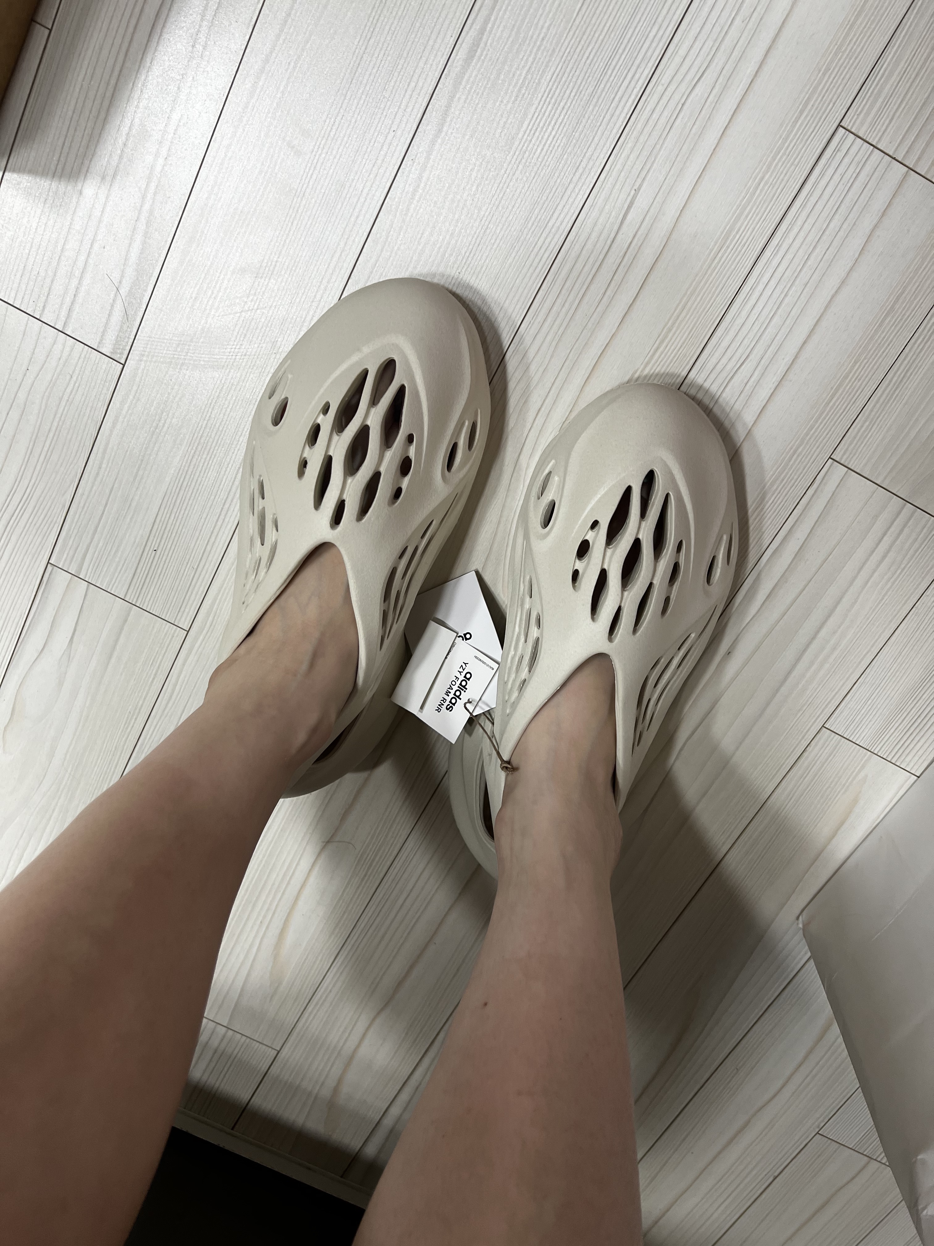Adidas Yeezy Foam RNNR Sand 착용 스타일 - 1