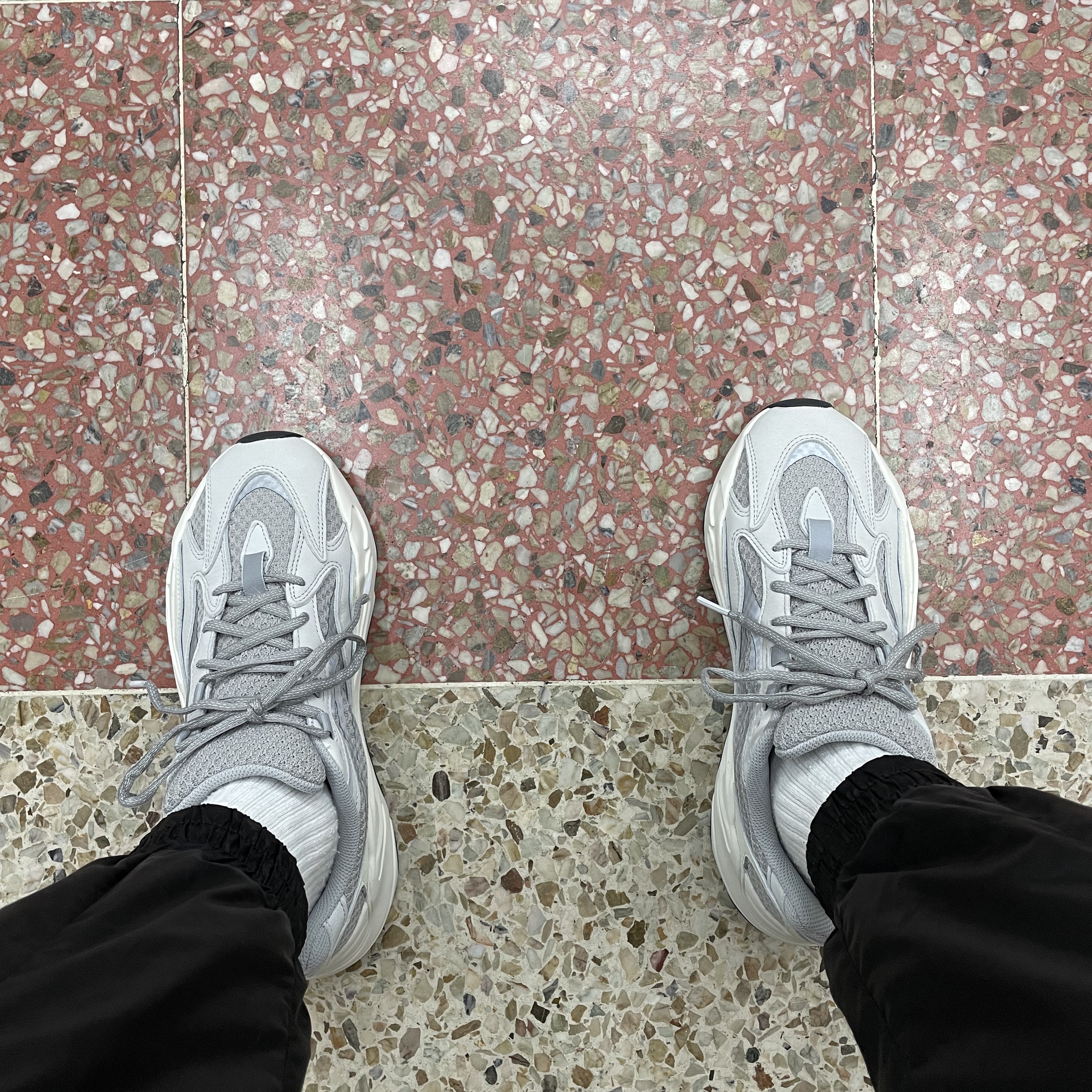 Adidas Yeezy Boost 700 V2 Static 2022 착용 스타일