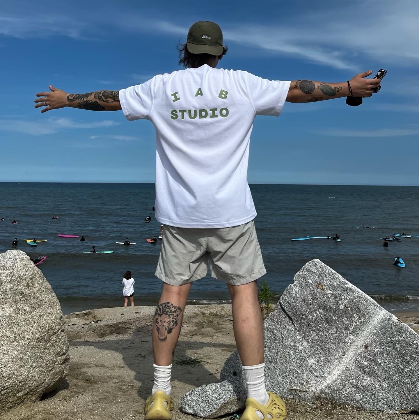 Adidas Yeezy Foam RNNR Sulfur, IAB Studio T-Shirt White Light Green 착용 스타일 - 2